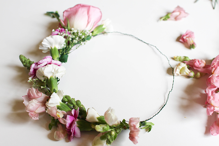 DIY Real Flower Crown, Super easy and perfect for weddings, festivals, parties, fairy party, flower girl, and more! Daily Dose of Charm