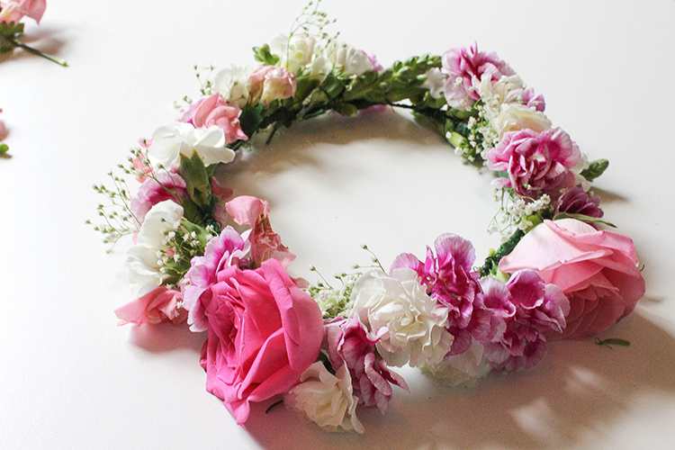 DIY Real Flower Crown, Super easy and perfect for weddings, festivals, parties, fairy party, flower girl, and more! Daily Dose of Charm