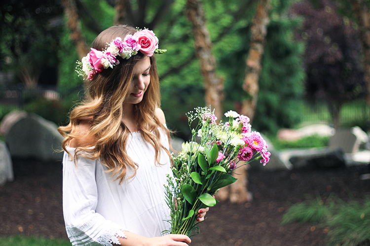 DIY Real Flower Crown, Super easy and perfect for weddings, festivals, parties, fairy party, flower girl, and more! Daily Dose of Charm