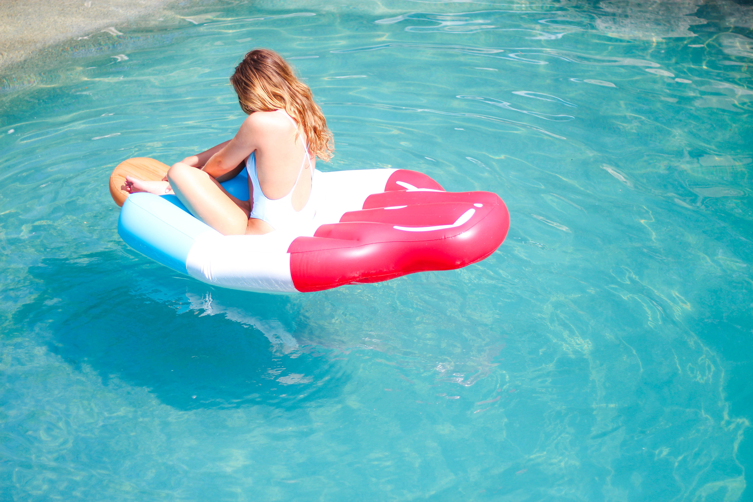 My Favorite Summer Pool Floats | Summer trends, swan pool float, flamingo pool float, donut pool float daily dose of charm lauren lindmark