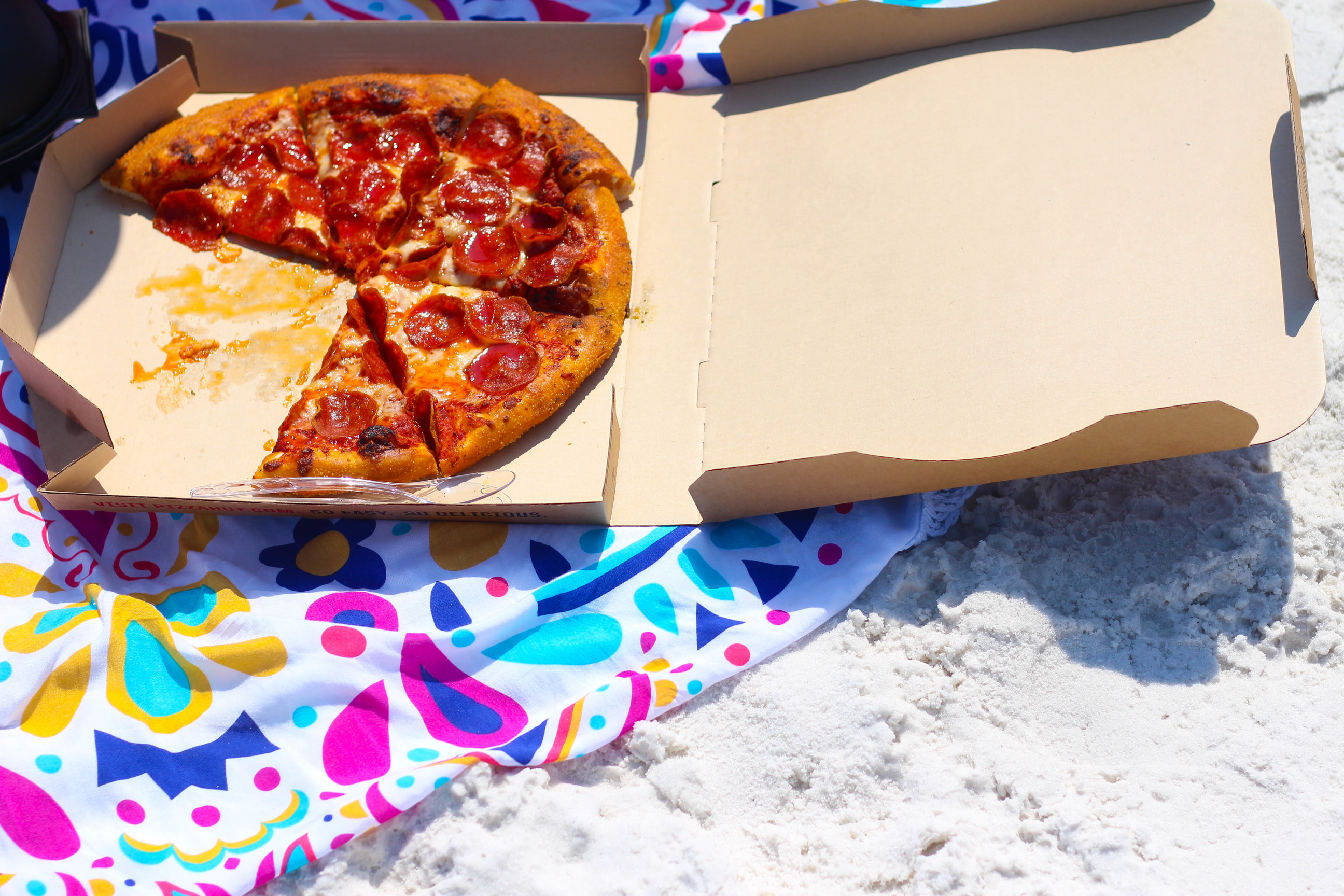 Pizza Hut Beach Picnic with my boyfriend, beach pictures, couple goals, cute couple by lauren lindmark on daily dose of charm