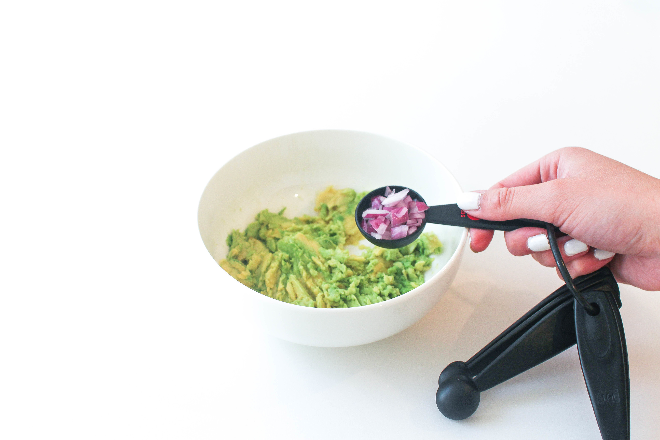 Single serving guacamole recipe perfect for college students or after school snacks for kids, healthy snack, by lauren lindmark on daily dose of charm