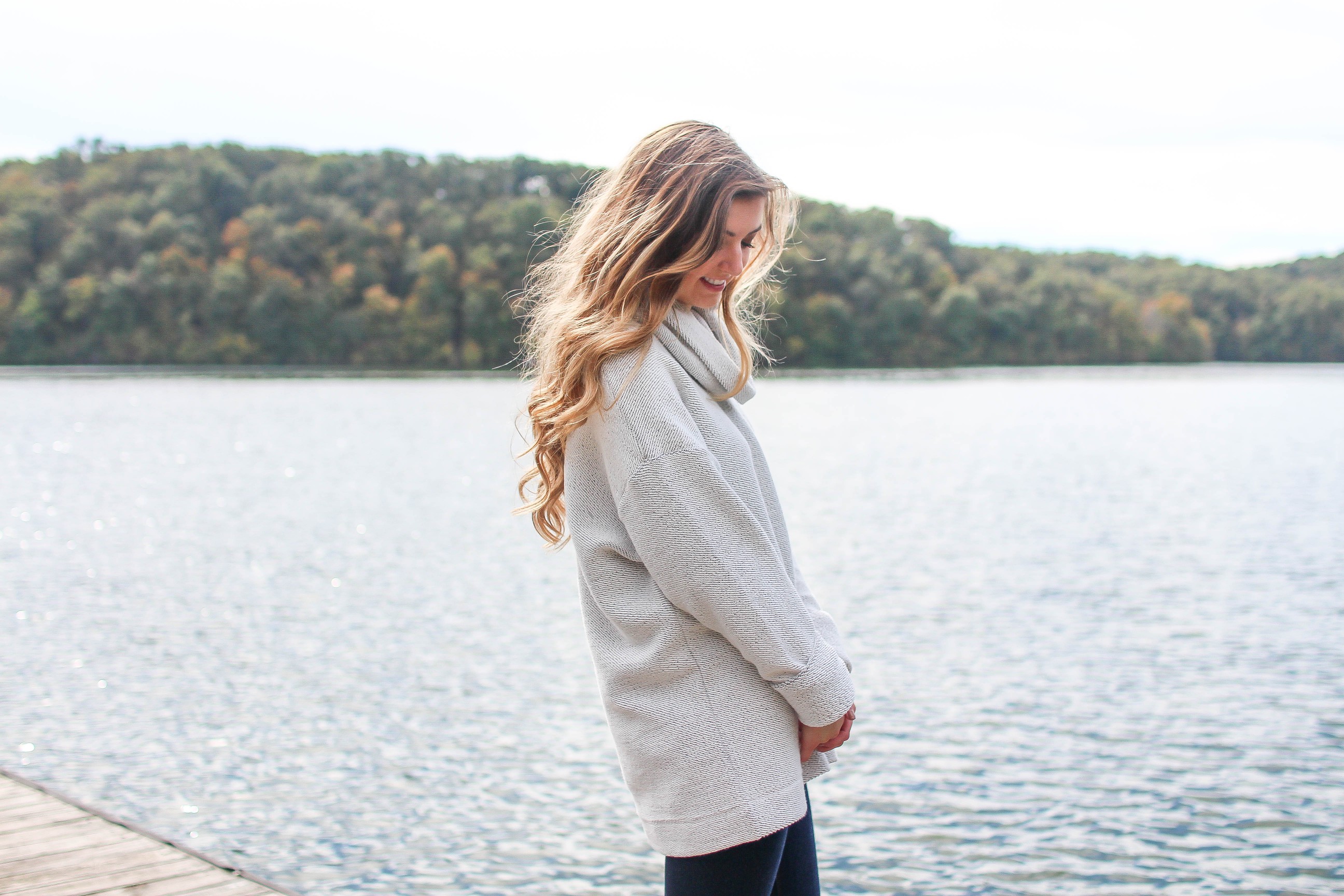 The perfect sweater that you NEED (inexpensive & comfy) on the blog daily dose of charm by lauren lindmark dailydoseofcharm.com