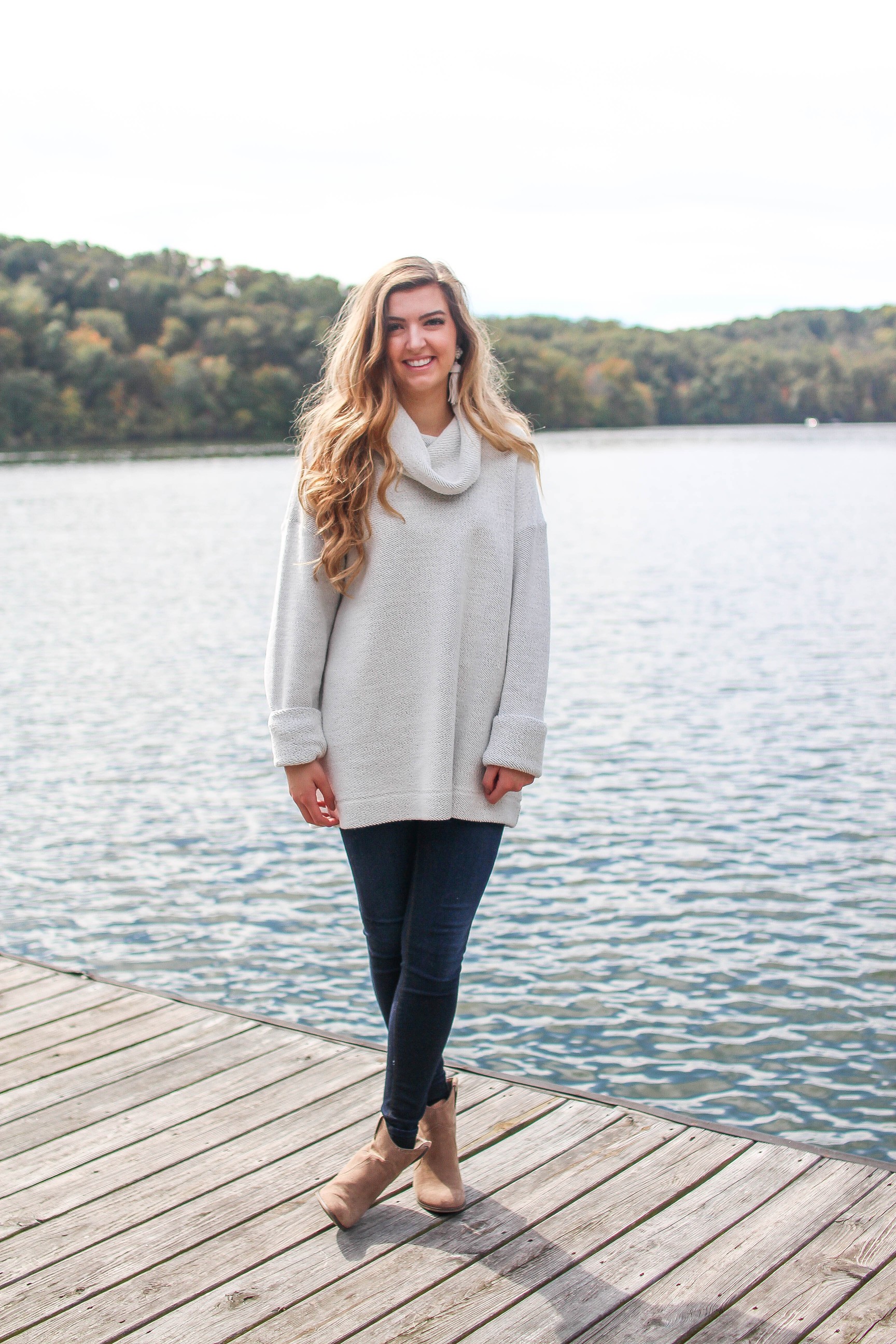 The perfect sweater that you NEED (inexpensive & comfy) on the blog daily dose of charm by lauren lindmark dailydoseofcharm.com