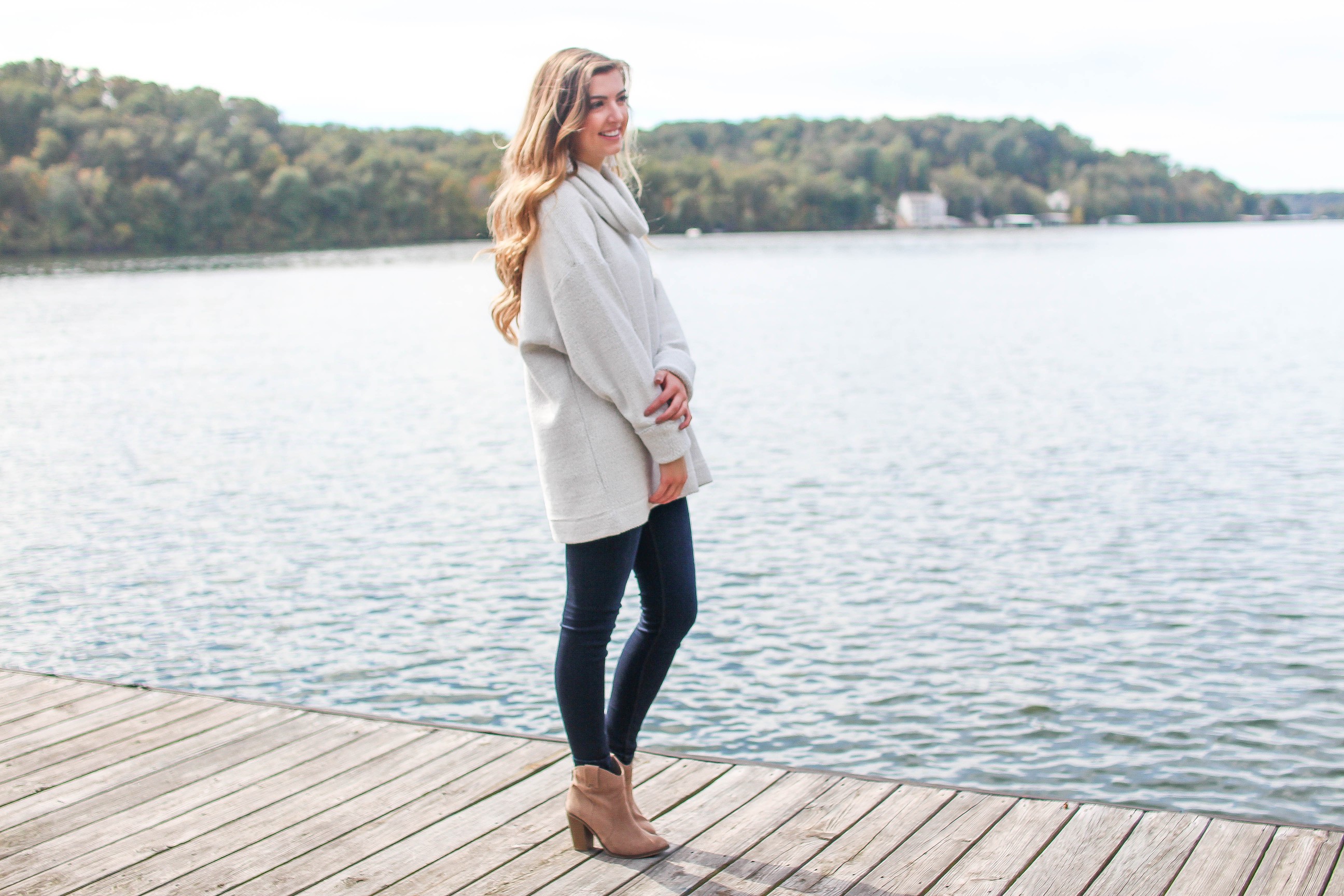 The perfect sweater that you NEED (inexpensive & comfy) on the blog daily dose of charm by lauren lindmark dailydoseofcharm.com