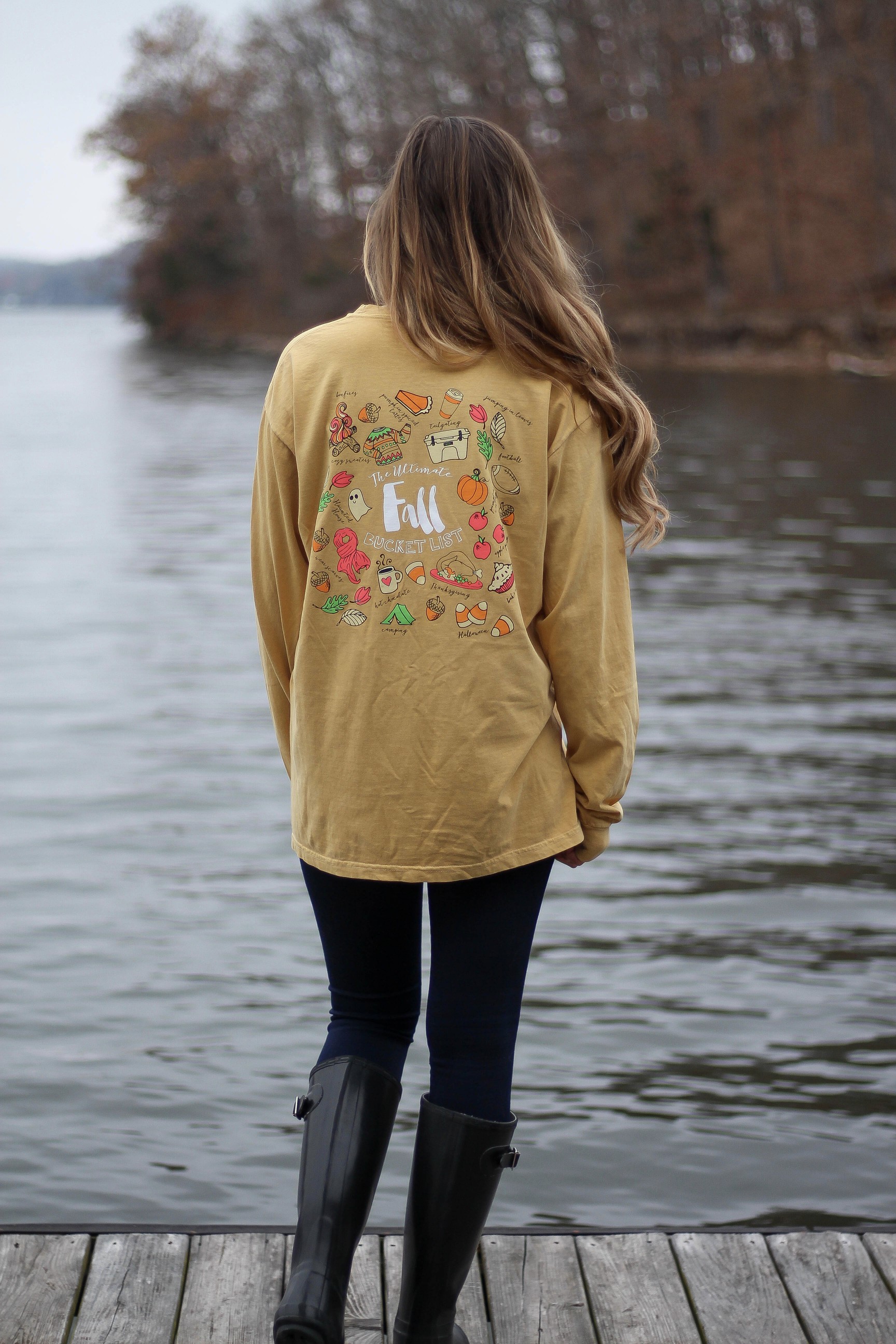 Perfect fall outfit including a Barbour coat, United tee fall t-shirt, and black hunter boots. If you want to know how to style hunter boots this is it! Check it out on my fashion blog daily dose of charm by Lauren Lindmark dailydoseofcharm.com