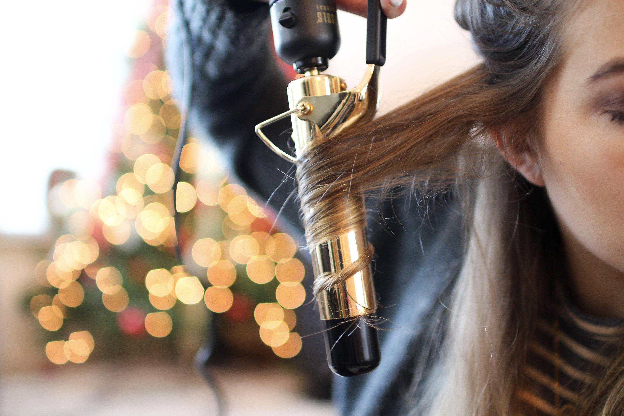 How I curl my hair and how I curl my hair with hair extensions. Also a Luxy Hair review PLUS discount code! Curly hair by Lauren Lindmark on dailydoseofcharm.com