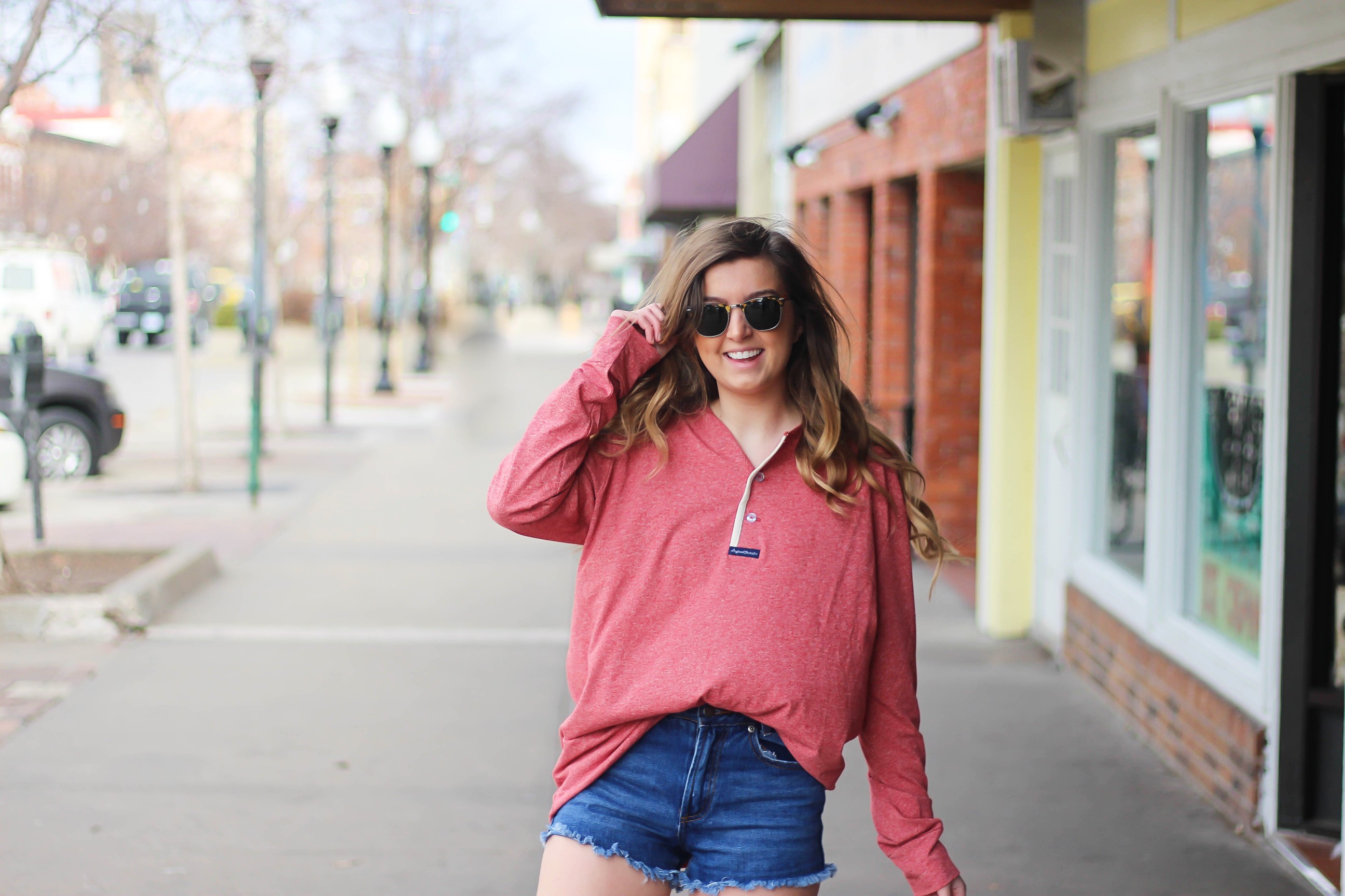 This slouchy boyfriend tee is so comfortable! I love comfy shirts, this one is by Lauren James and comes in so many colors! I paired it with Ray Ban Clubmaster Sunglasses, shorts, and my favorite Gold New Balance sneakers! By Lauren Lindmark and daily dose of charm dailydoseofcharm.com