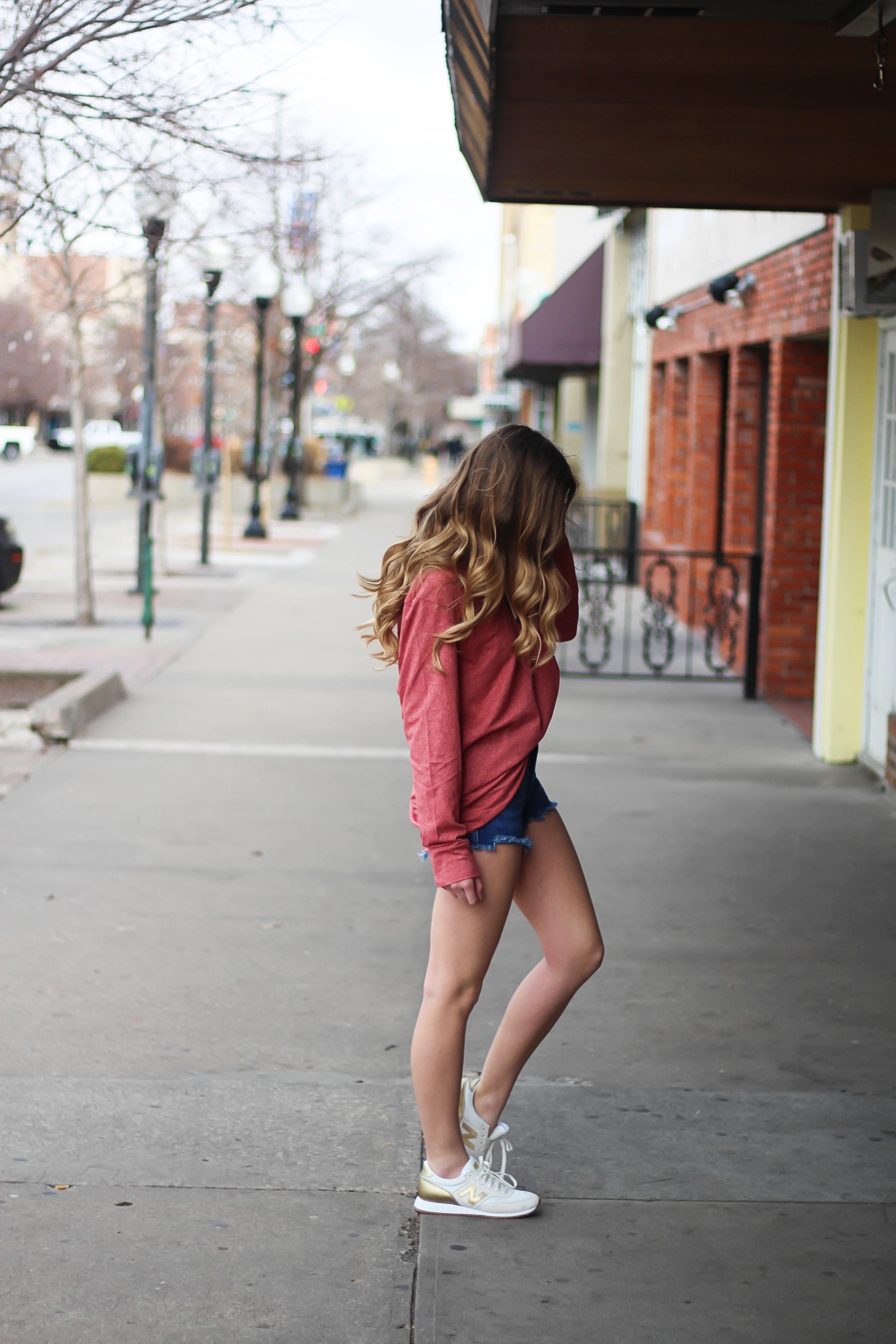 This slouchy boyfriend tee is so comfortable! I love comfy shirts, this one is by Lauren James and comes in so many colors! I paired it with Ray Ban Clubmaster Sunglasses, shorts, and my favorite Gold New Balance sneakers! By Lauren Lindmark and daily dose of charm dailydoseofcharm.com