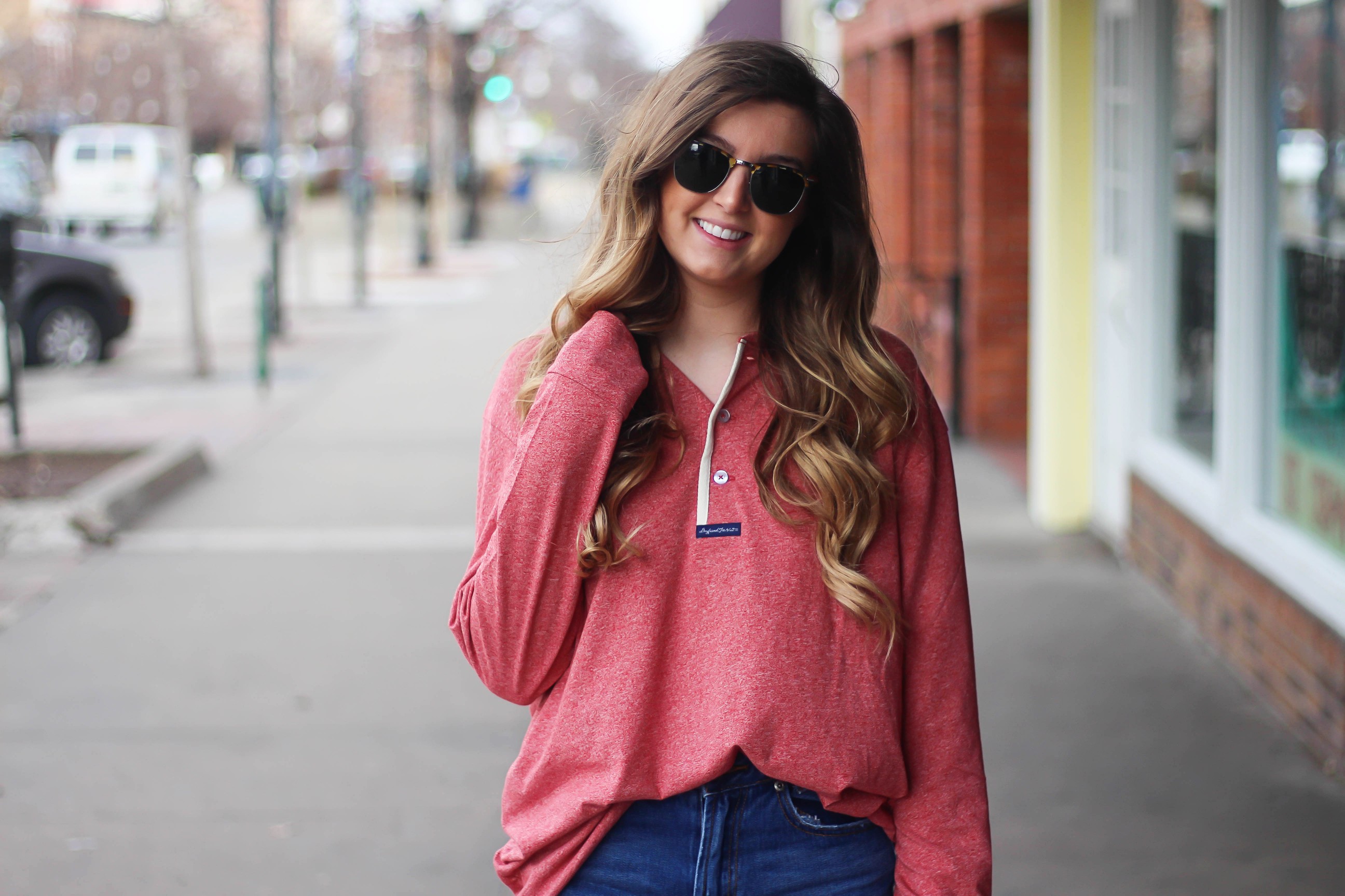 This slouchy boyfriend tee is so comfortable! I love comfy shirts, this one is by Lauren James and comes in so many colors! I paired it with Ray Ban Clubmaster Sunglasses, shorts, and my favorite Gold New Balance sneakers! By Lauren Lindmark and daily dose of charm dailydoseofcharm.com