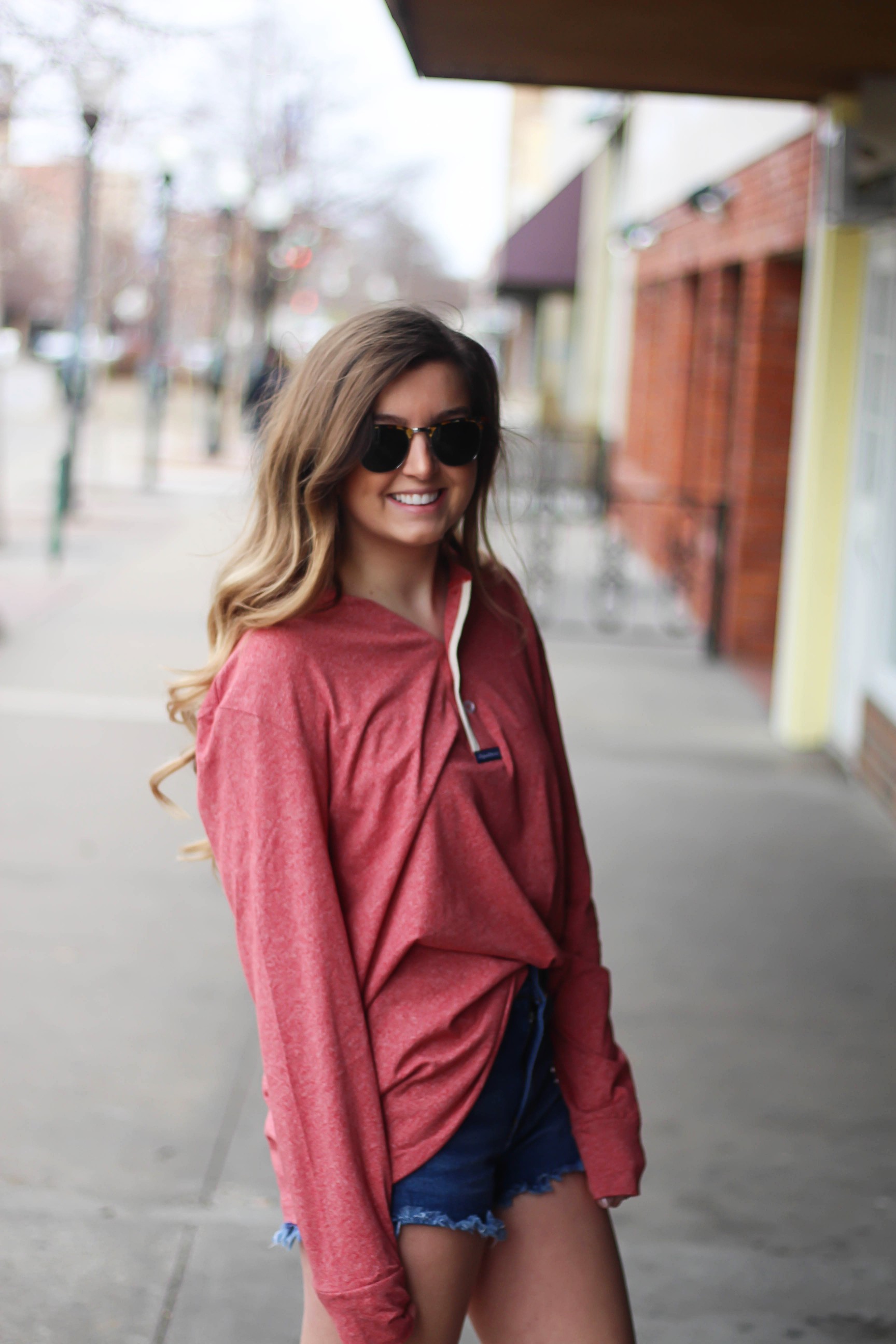 This slouchy boyfriend tee is so comfortable! I love comfy shirts, this one is by Lauren James and comes in so many colors! I paired it with Ray Ban Clubmaster Sunglasses, shorts, and my favorite Gold New Balance sneakers! By Lauren Lindmark and daily dose of charm dailydoseofcharm.com