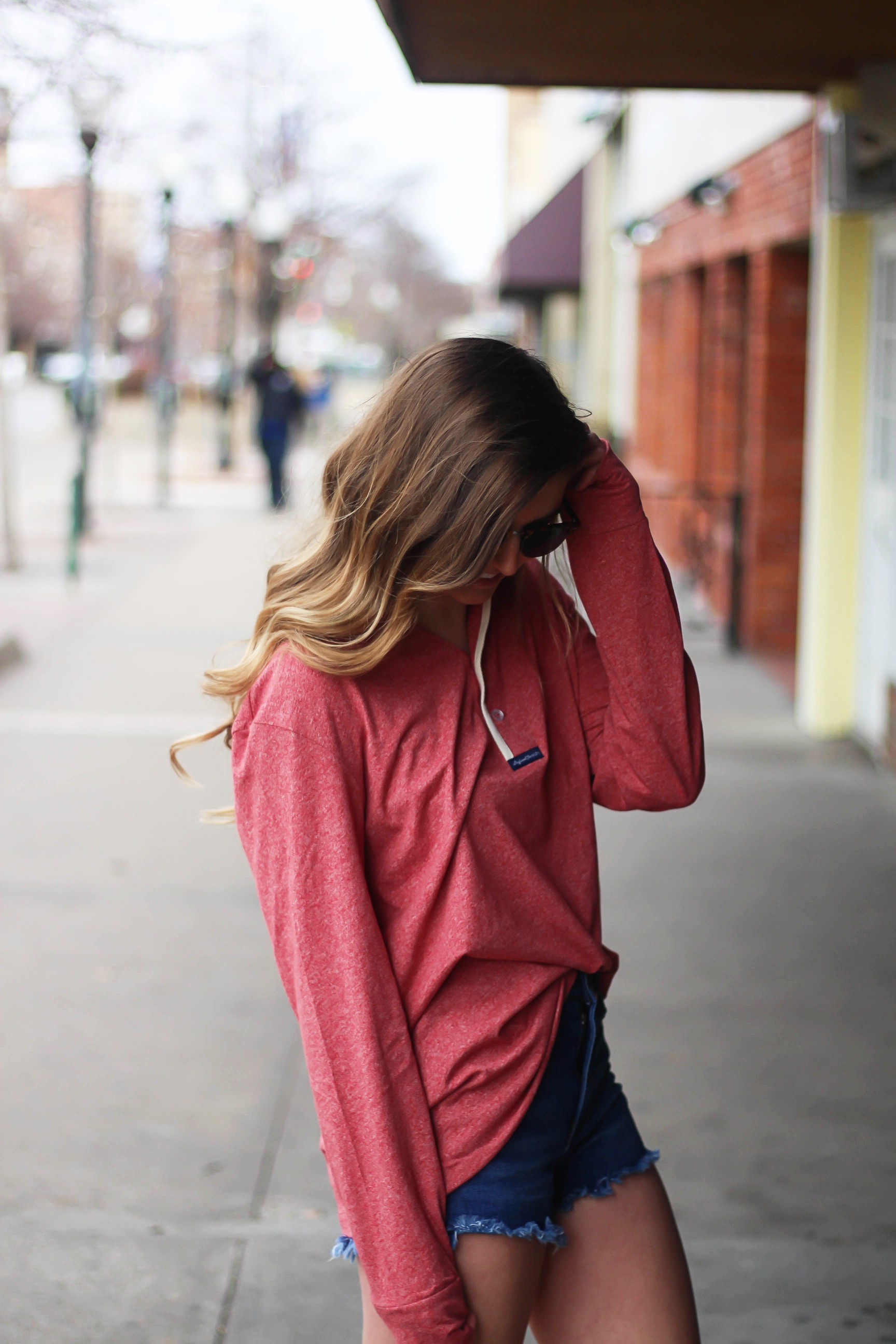 This slouchy boyfriend tee is so comfortable! I love comfy shirts, this one is by Lauren James and comes in so many colors! I paired it with Ray Ban Clubmaster Sunglasses, shorts, and my favorite Gold New Balance sneakers! By Lauren Lindmark and daily dose of charm dailydoseofcharm.com