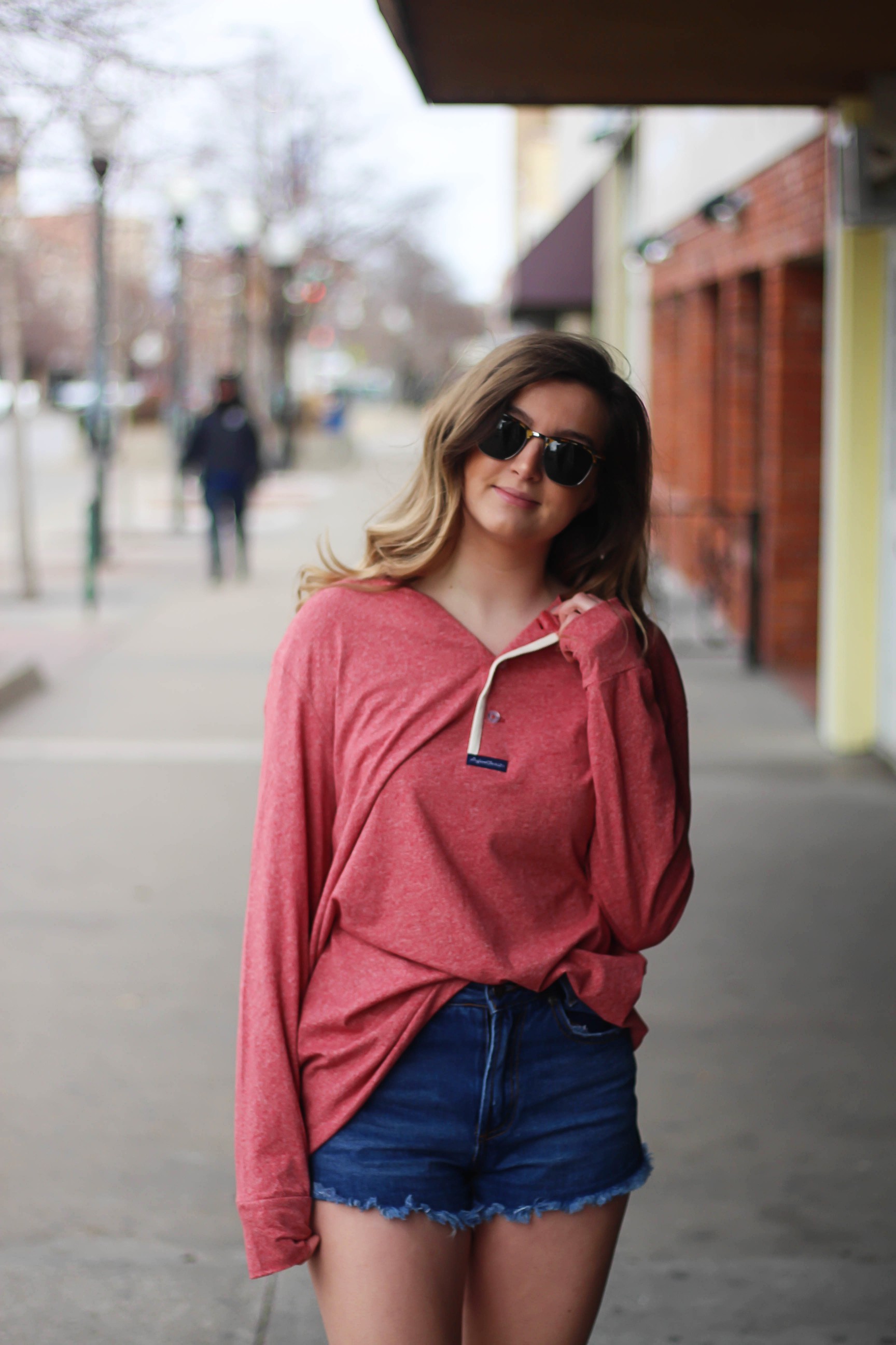 This slouchy boyfriend tee is so comfortable! I love comfy shirts, this one is by Lauren James and comes in so many colors! I paired it with Ray Ban Clubmaster Sunglasses, shorts, and my favorite Gold New Balance sneakers! By Lauren Lindmark and daily dose of charm dailydoseofcharm.com