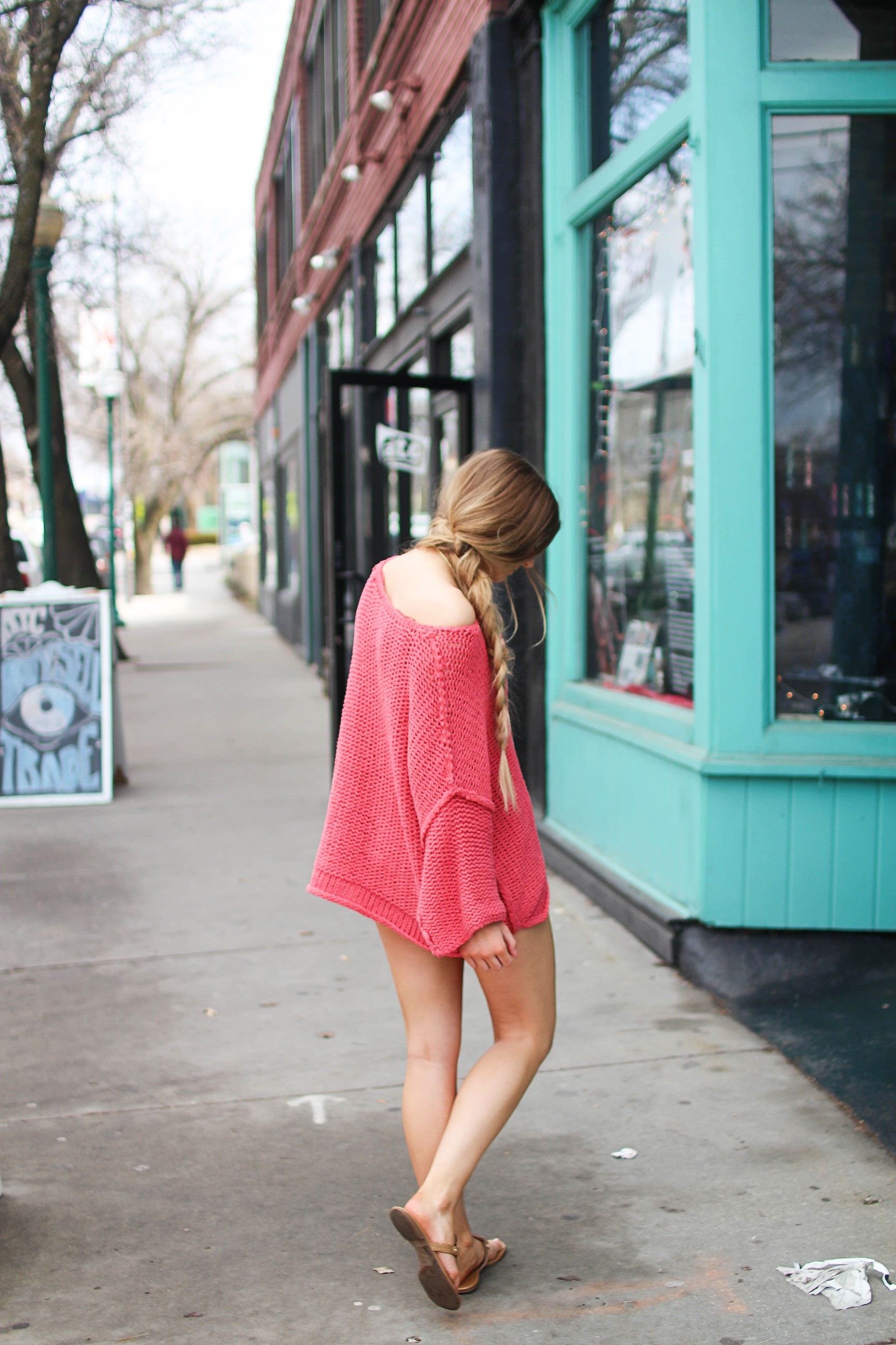 The perfect slouchy sweater! I love this coral off the shoulder sweater, it's perfectly oversized for my frayed shorts! I paired it with my favorite tied Kendra Scott necklace and tory burch sandals by Lauren Lindmark on daily dose of charm dailydoseofcharm.com