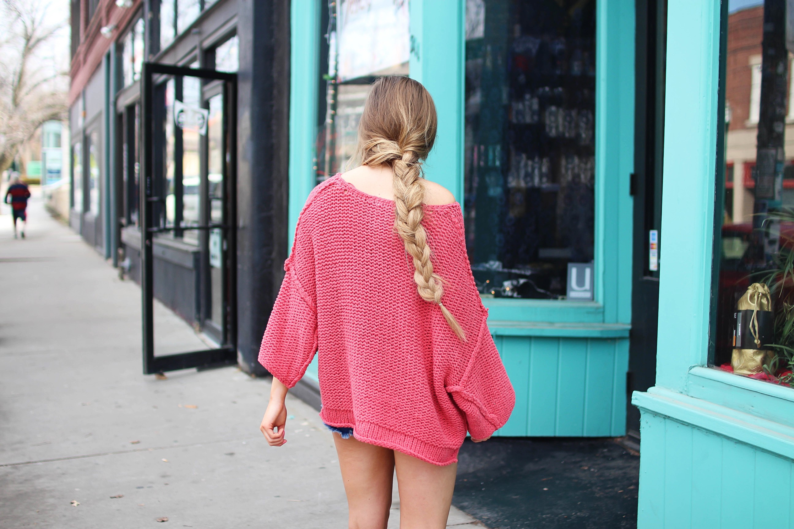 The perfect slouchy sweater! I love this coral off the shoulder sweater, it's perfectly oversized for my frayed shorts! I paired it with my favorite tied Kendra Scott necklace and tory burch sandals by Lauren Lindmark on daily dose of charm dailydoseofcharm.com