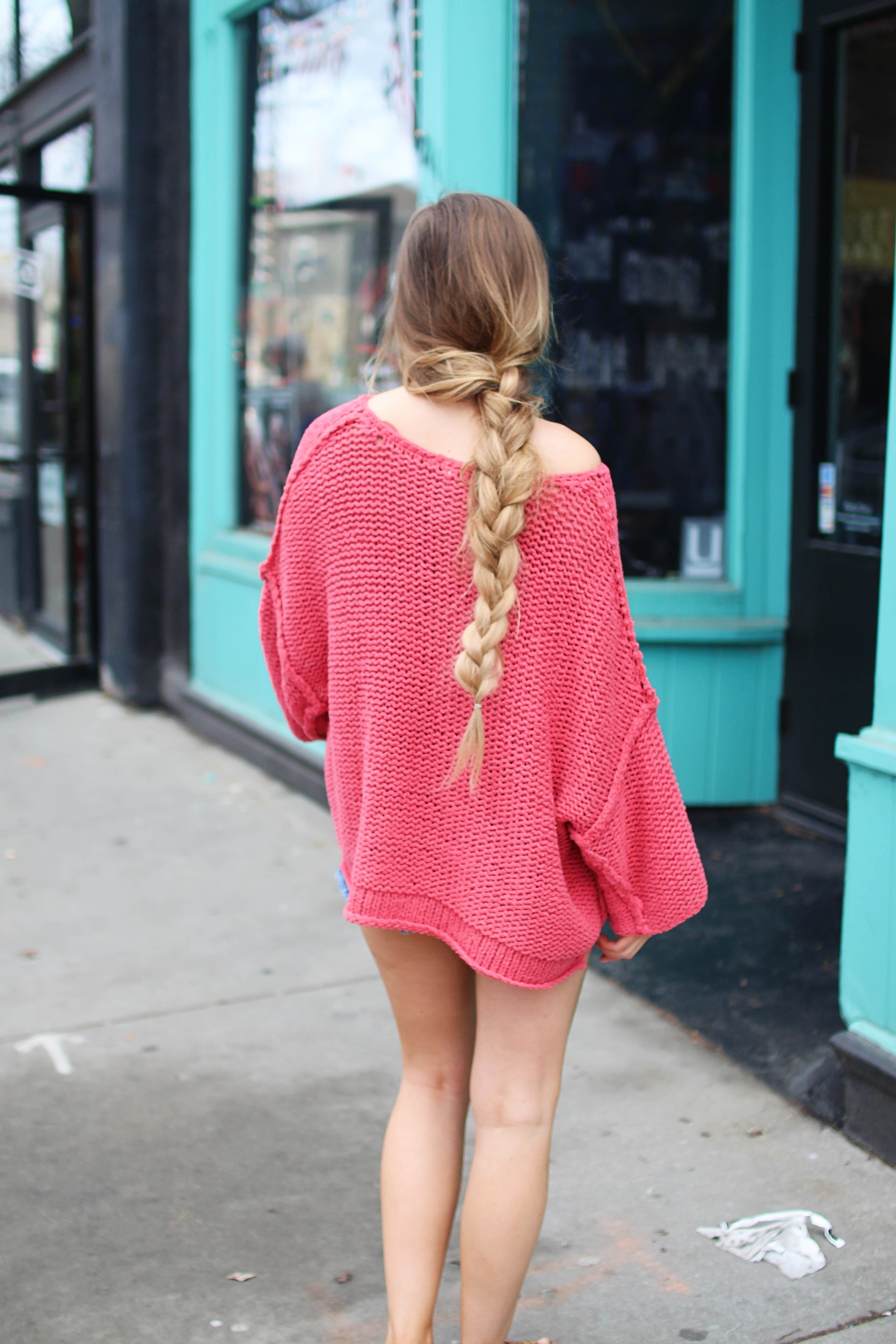 The perfect slouchy sweater! I love this coral off the shoulder sweater, it's perfectly oversized for my frayed shorts! I paired it with my favorite tied Kendra Scott necklace and tory burch sandals by Lauren Lindmark on daily dose of charm dailydoseofcharm.com