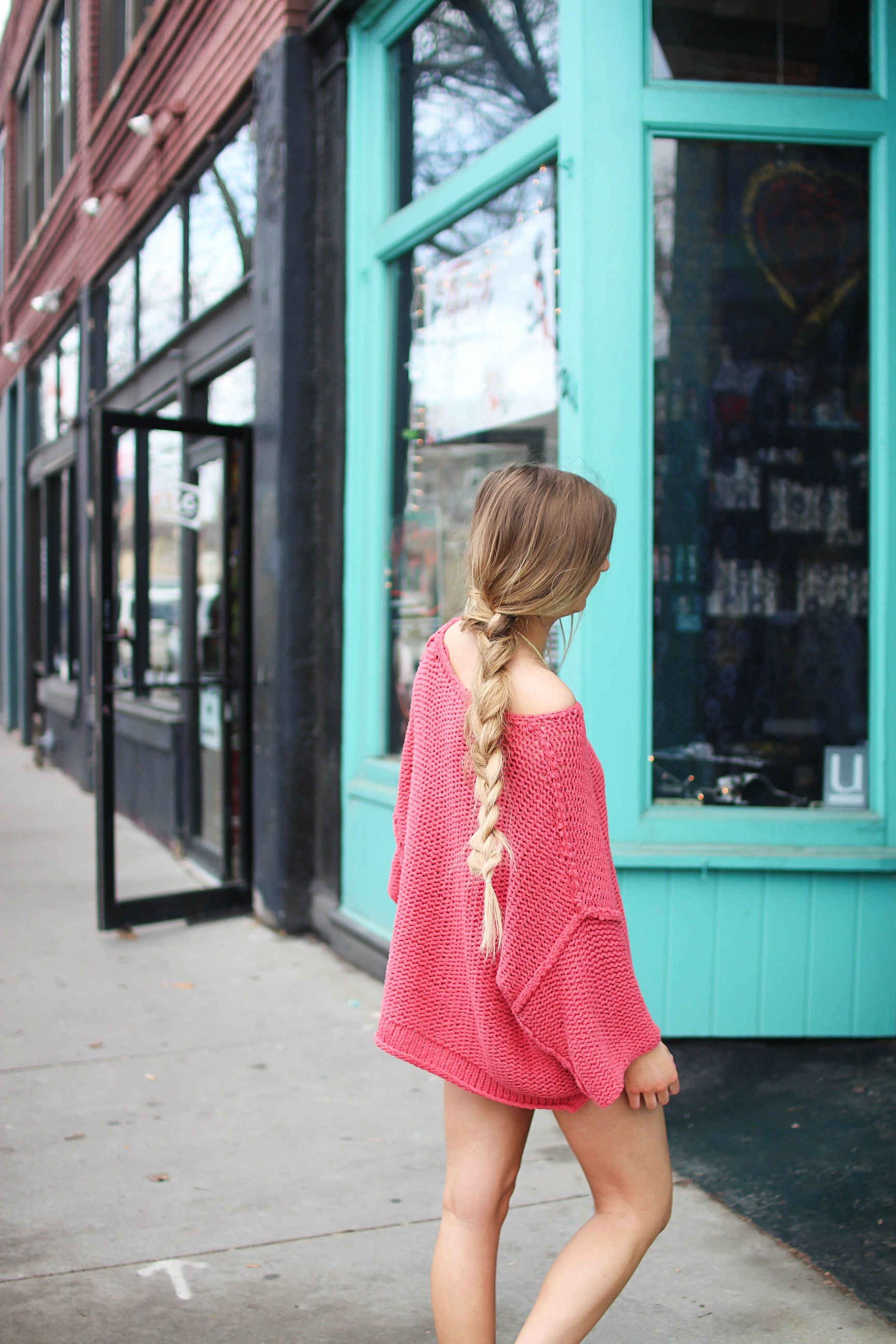 The perfect slouchy sweater! I love this coral off the shoulder sweater, it's perfectly oversized for my frayed shorts! I paired it with my favorite tied Kendra Scott necklace and tory burch sandals by Lauren Lindmark on daily dose of charm dailydoseofcharm.com