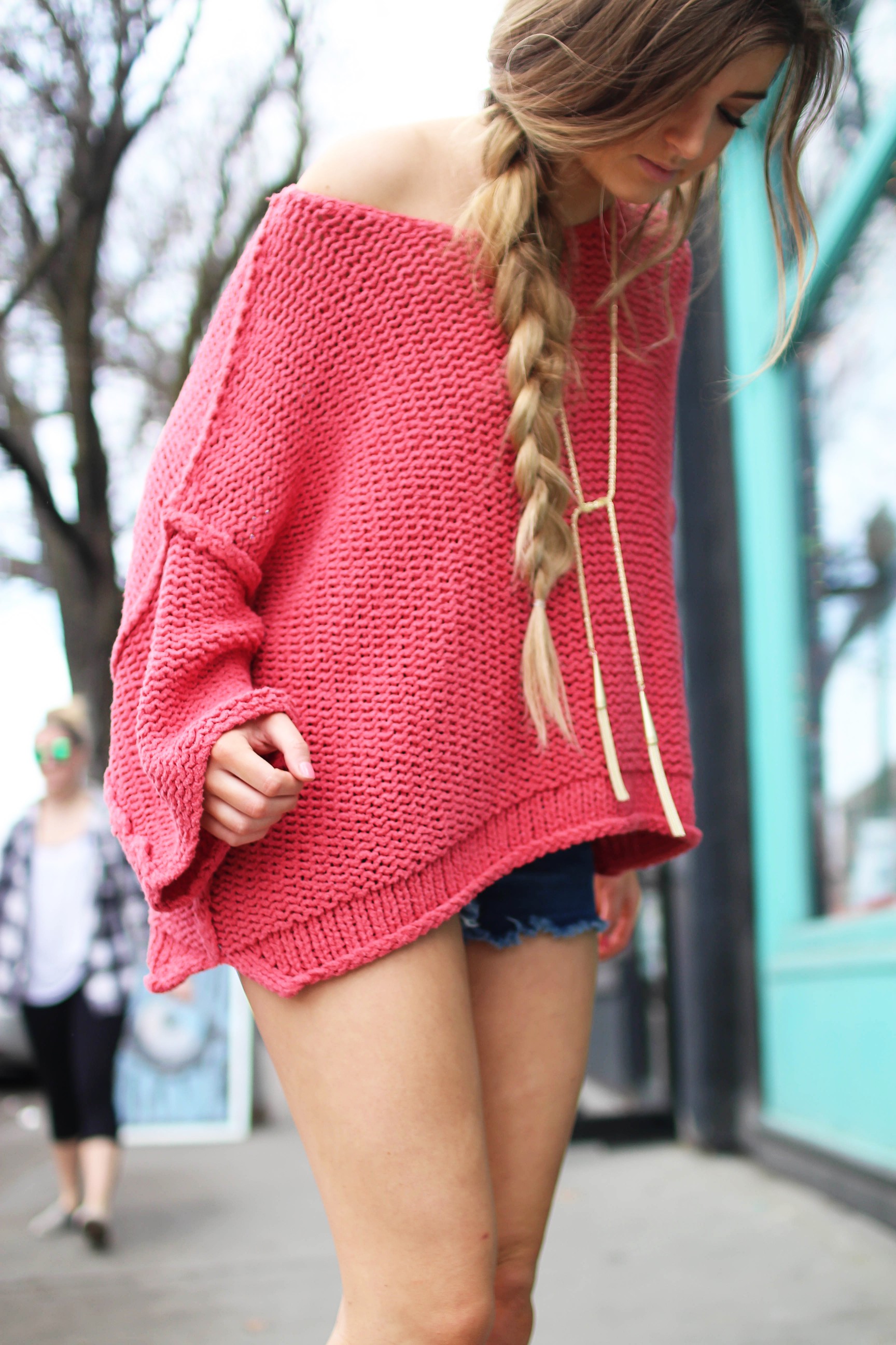 The perfect slouchy sweater! I love this coral off the shoulder sweater, it's perfectly oversized for my frayed shorts! I paired it with my favorite tied Kendra Scott necklace and tory burch sandals by Lauren Lindmark on daily dose of charm dailydoseofcharm.com