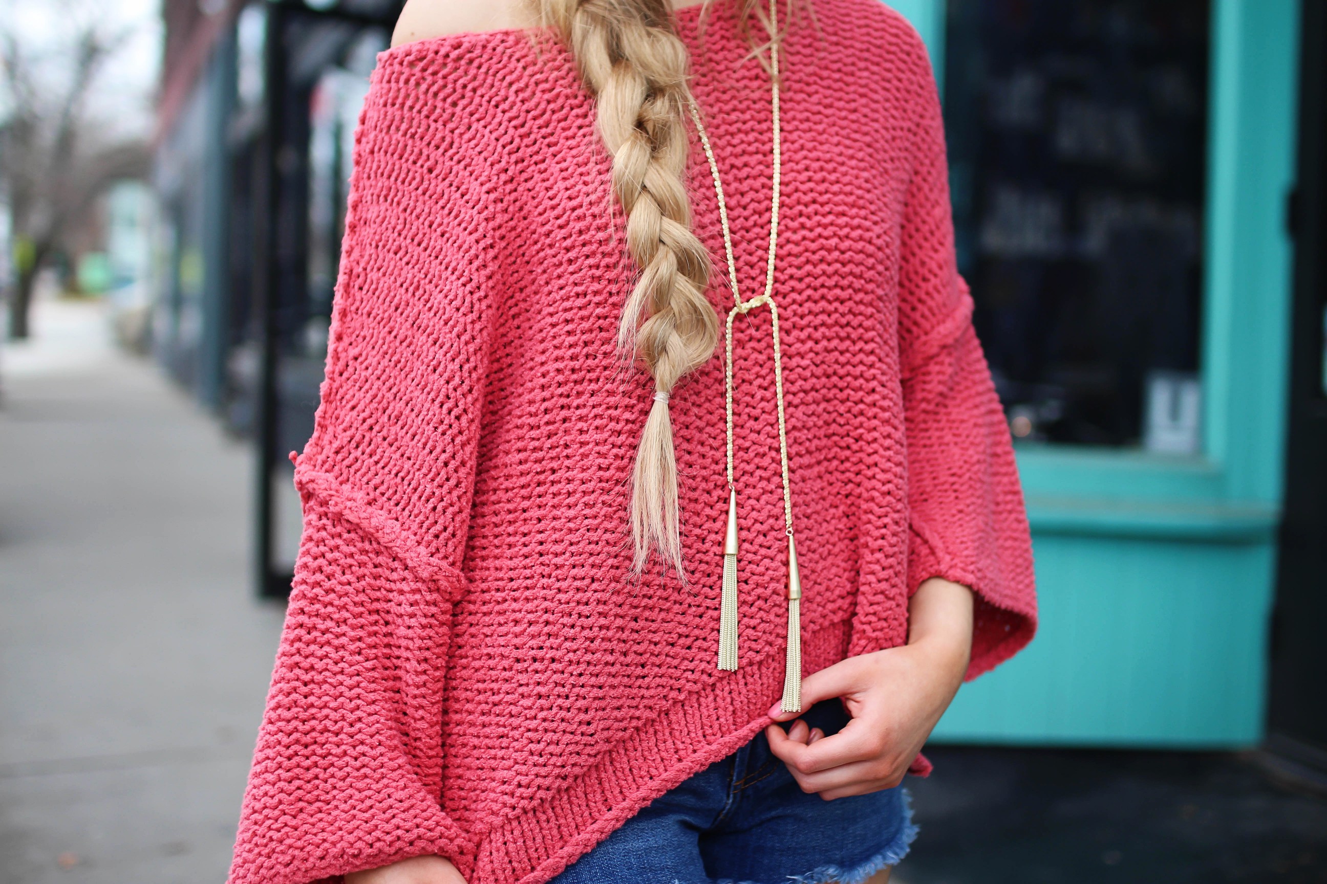 The perfect slouchy sweater! I love this coral off the shoulder sweater, it's perfectly oversized for my frayed shorts! I paired it with my favorite tied Kendra Scott necklace and tory burch sandals by Lauren Lindmark on daily dose of charm dailydoseofcharm.com