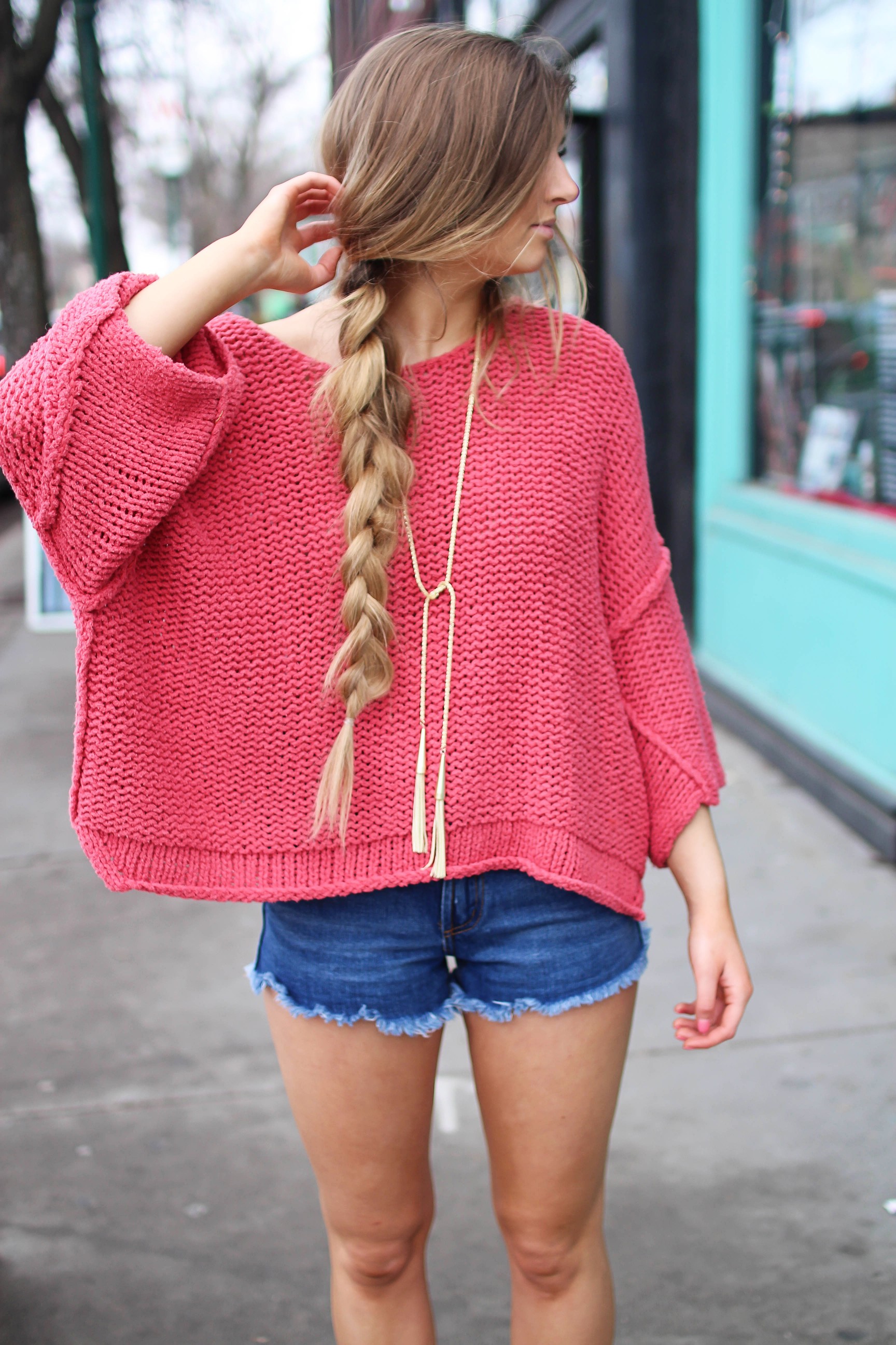 The perfect slouchy sweater! I love this coral off the shoulder sweater, it's perfectly oversized for my frayed shorts! I paired it with my favorite tied Kendra Scott necklace and tory burch sandals by Lauren Lindmark on daily dose of charm dailydoseofcharm.com