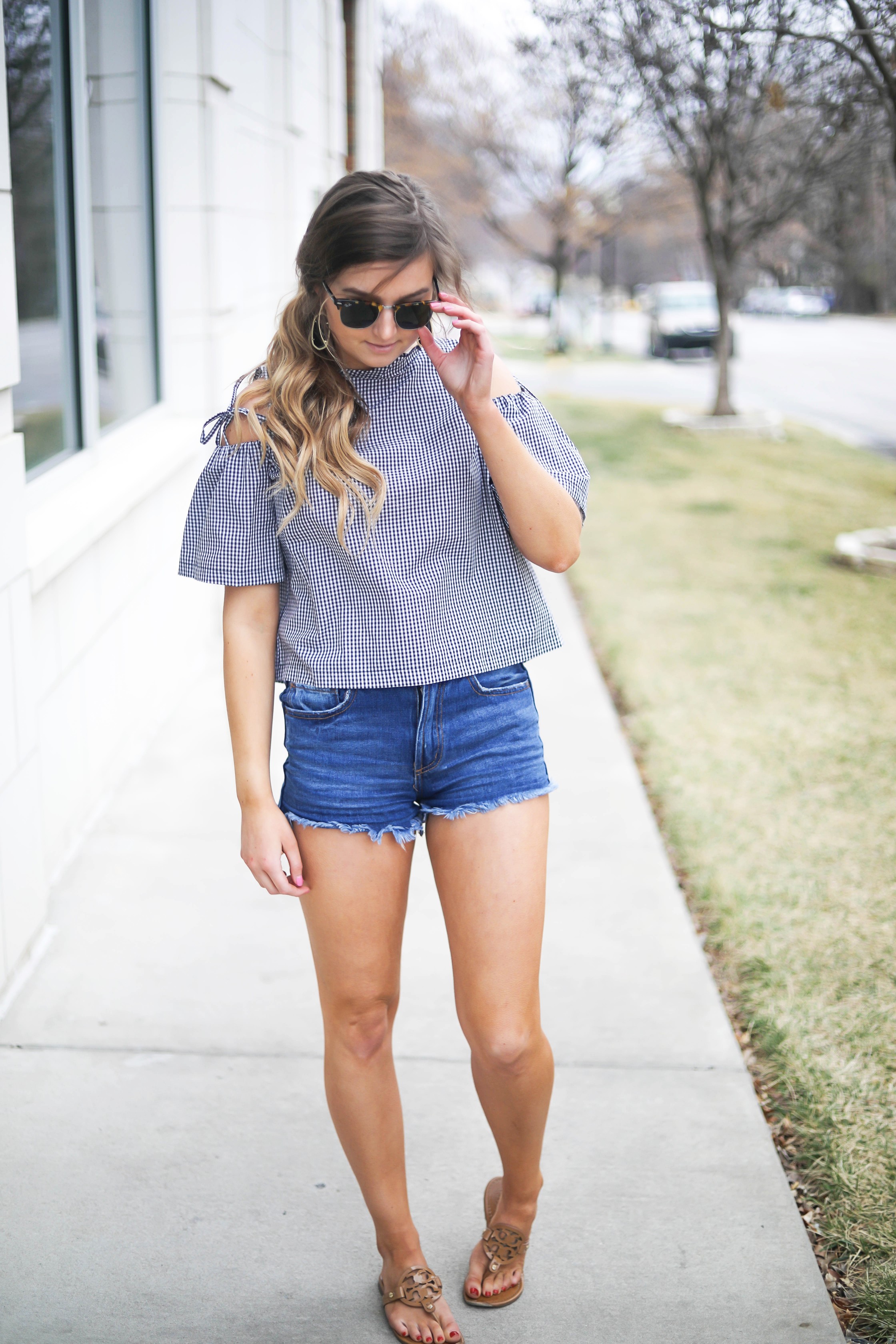 Gingham meets glam in this latest fashion post! How cute is this cold shoulder gingham top? I am obsessed with the cute tied cold shoulders! I paired it with my black Kendra Scott earrings and ray ban club masters! By Lauren Lindmark on dailydoseofcharm.com daily dose of charm