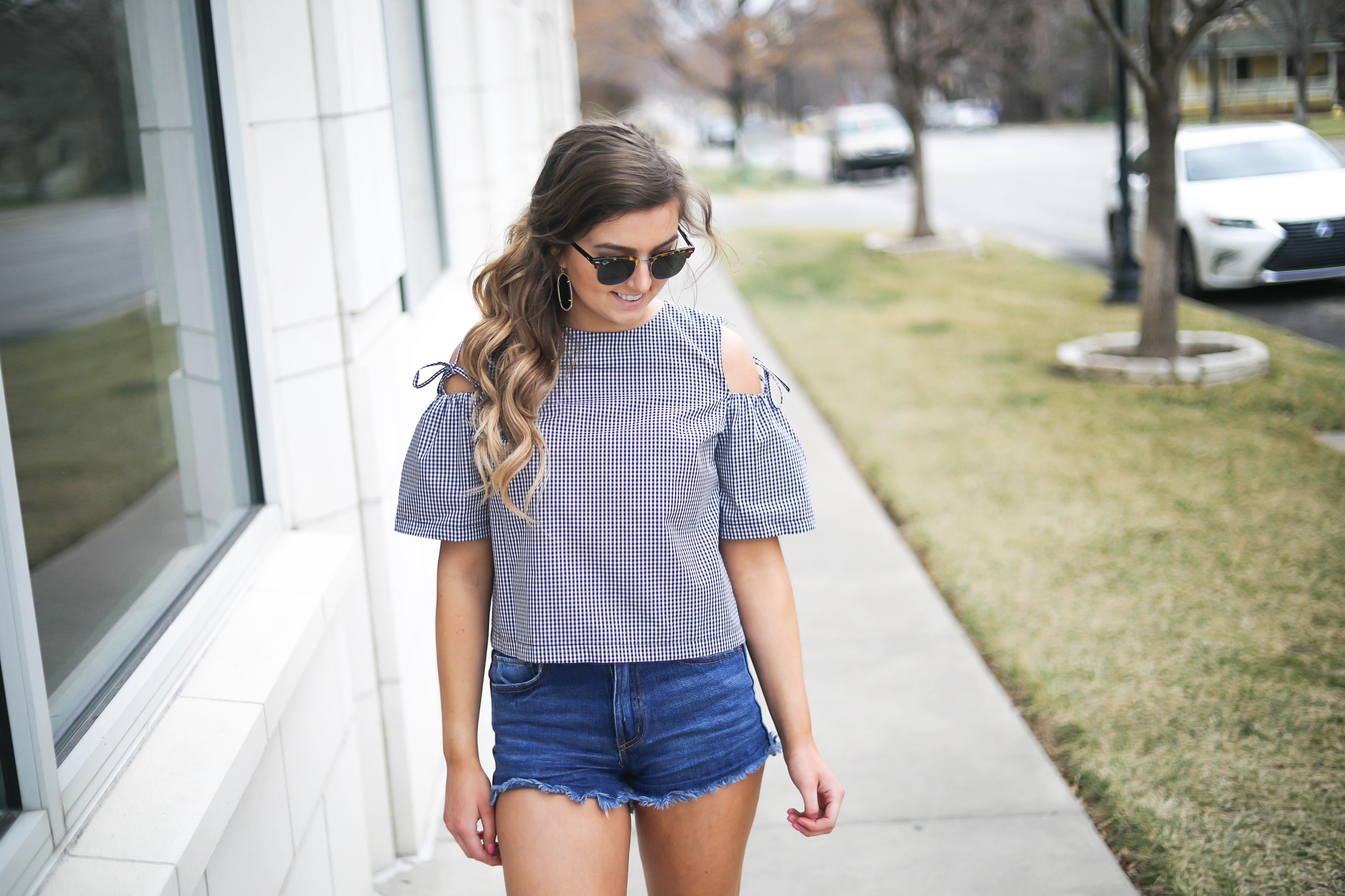 Gingham meets glam in this latest fashion post! How cute is this cold shoulder gingham top? I am obsessed with the cute tied cold shoulders! I paired it with my black Kendra Scott earrings and ray ban club masters! By Lauren Lindmark on dailydoseofcharm.com daily dose of charm