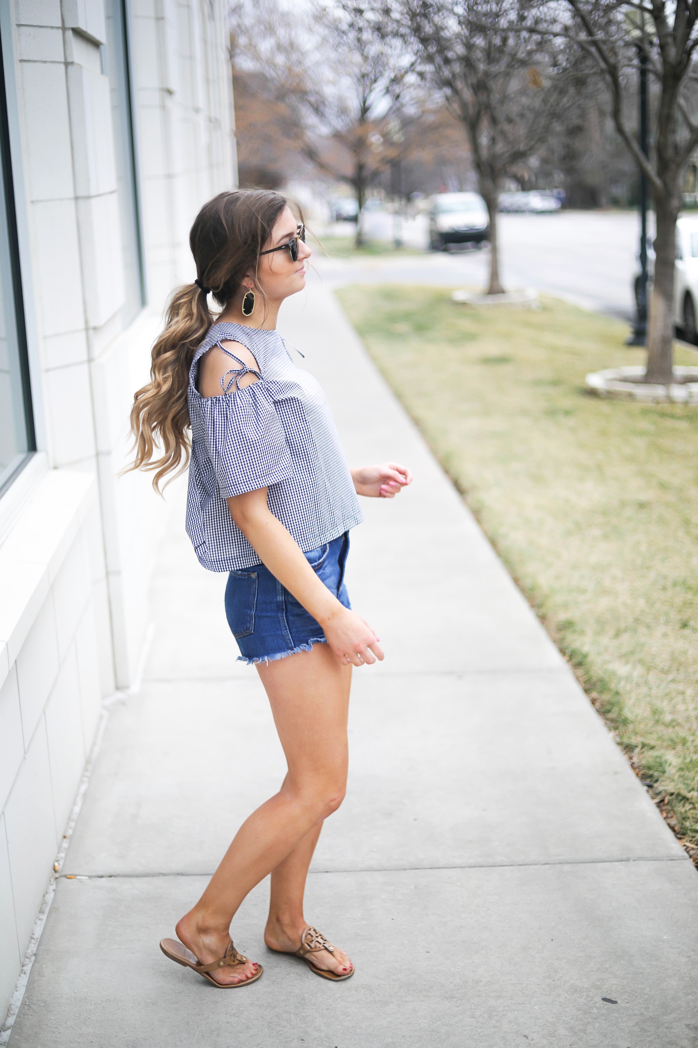 Gingham meets glam in this latest fashion post! How cute is this cold shoulder gingham top? I am obsessed with the cute tied cold shoulders! I paired it with my black Kendra Scott earrings and ray ban club masters! By Lauren Lindmark on dailydoseofcharm.com daily dose of charm