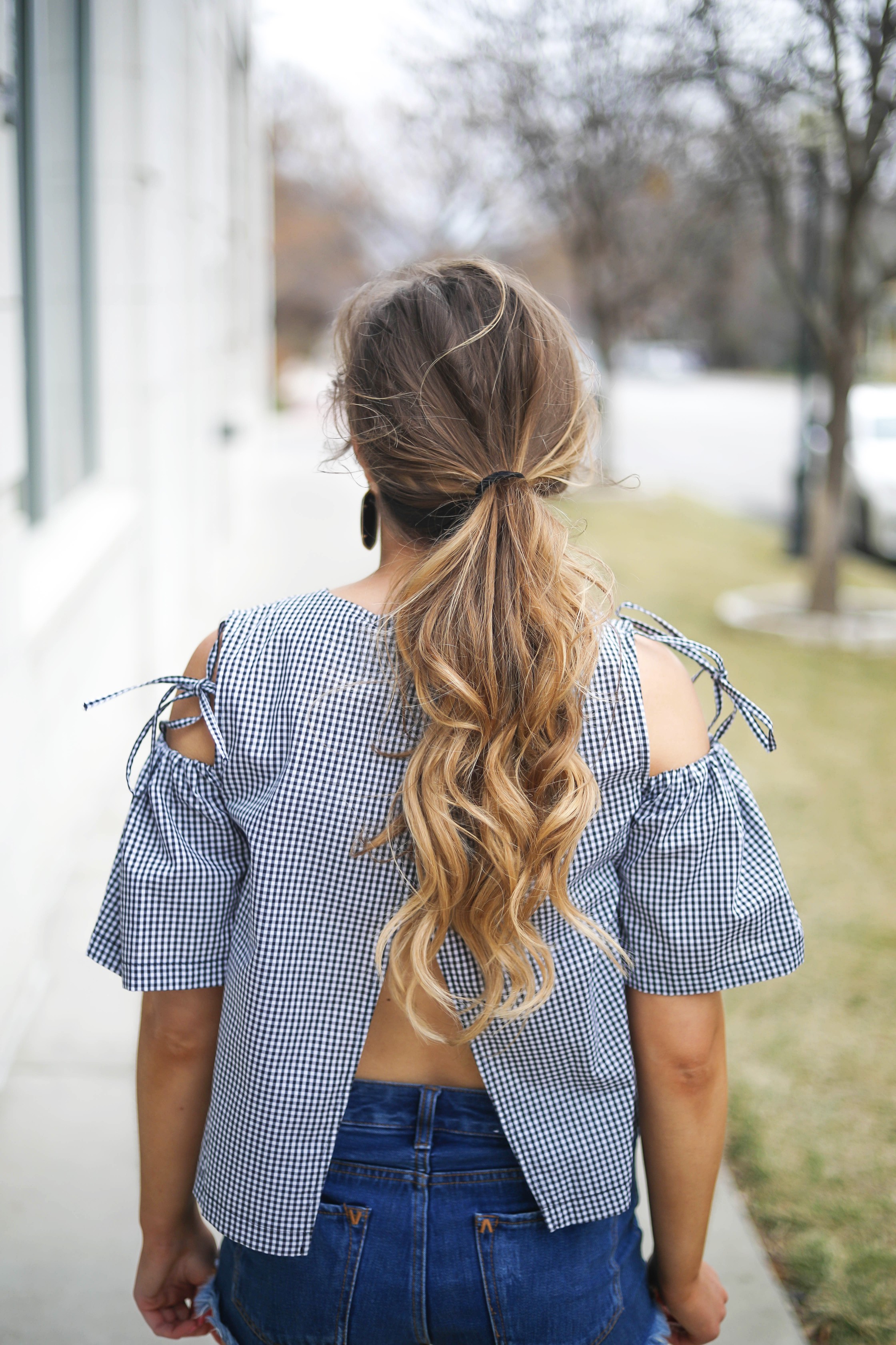 Gingham meets glam in this latest fashion post! How cute is this cold shoulder gingham top? I am obsessed with the cute tied cold shoulders! I paired it with my black Kendra Scott earrings and ray ban club masters! By Lauren Lindmark on dailydoseofcharm.com daily dose of charm