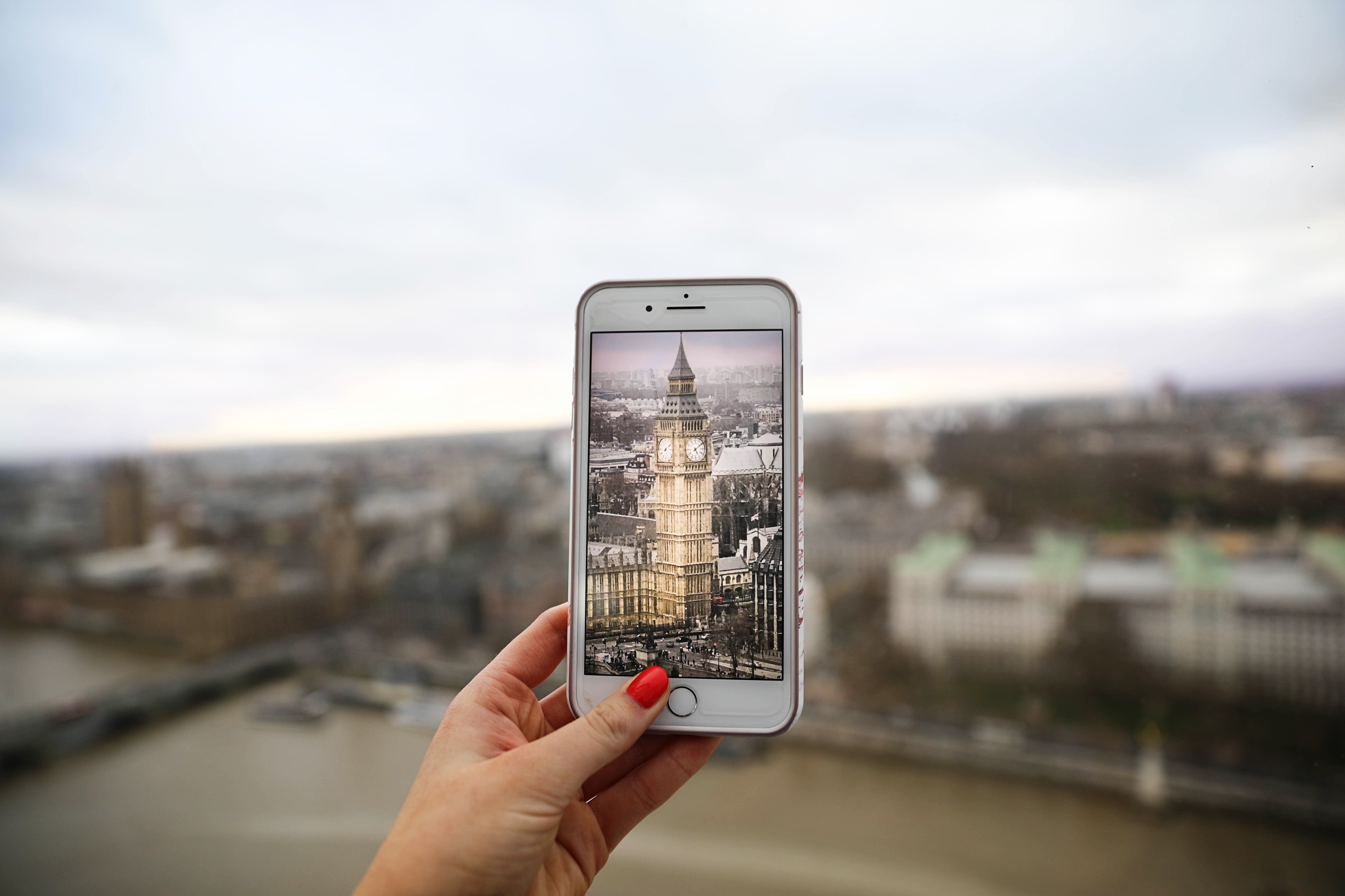 London Adventure post! Photos from the London Eye! Wearing a Barbour coat and England crewneck with my favorite gold sneakers by new balance! By Lauren Lindmark on daily dose of charm dailydoseofcharm.com