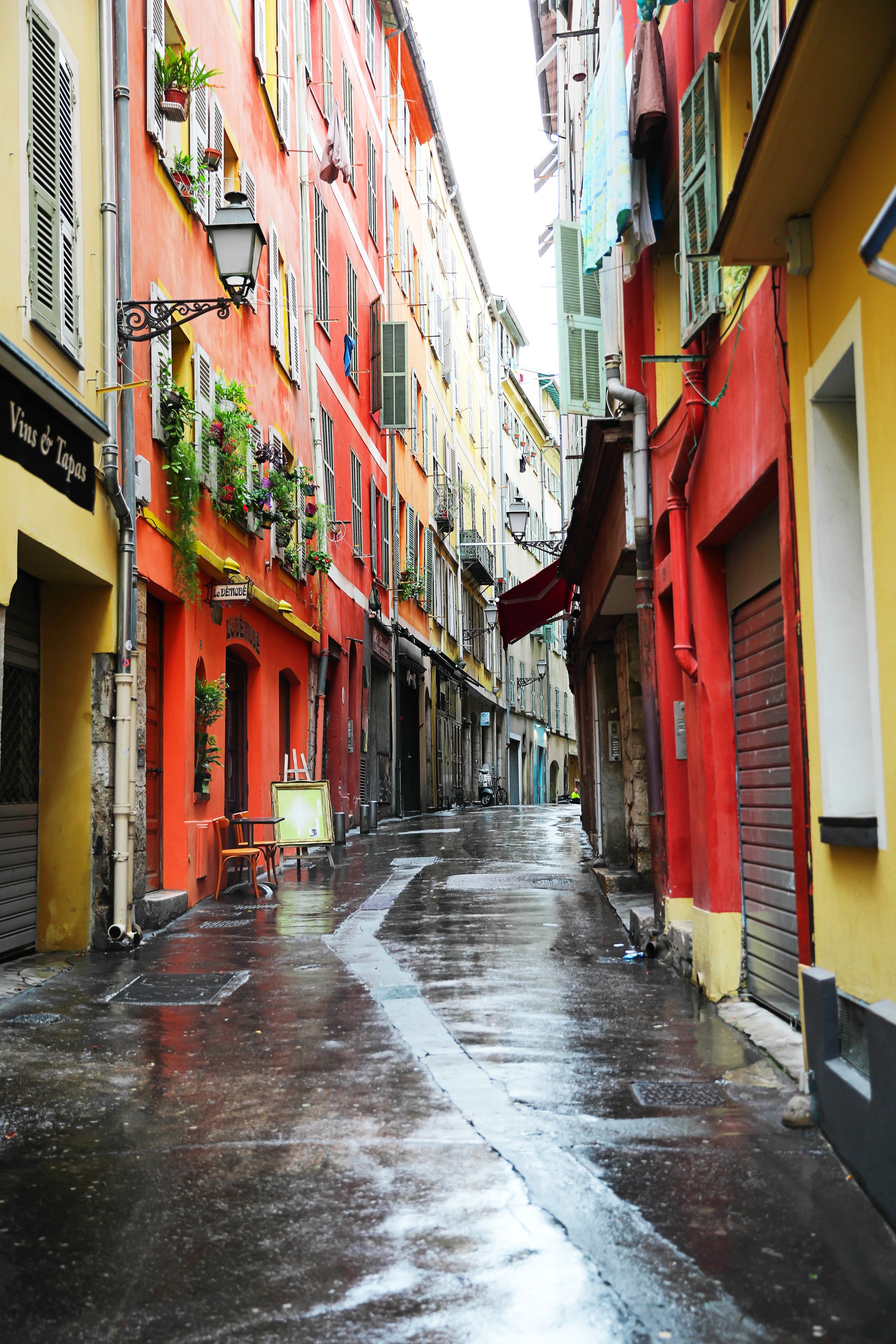 Vacation Por Favor tee outfit in the French Rivera! Nice, France is so beautiful and I loved exploring the bright colored buildings and pretty coast lines. By Lauren Lindmark on dailydoseofcharm.com daily dose of charm