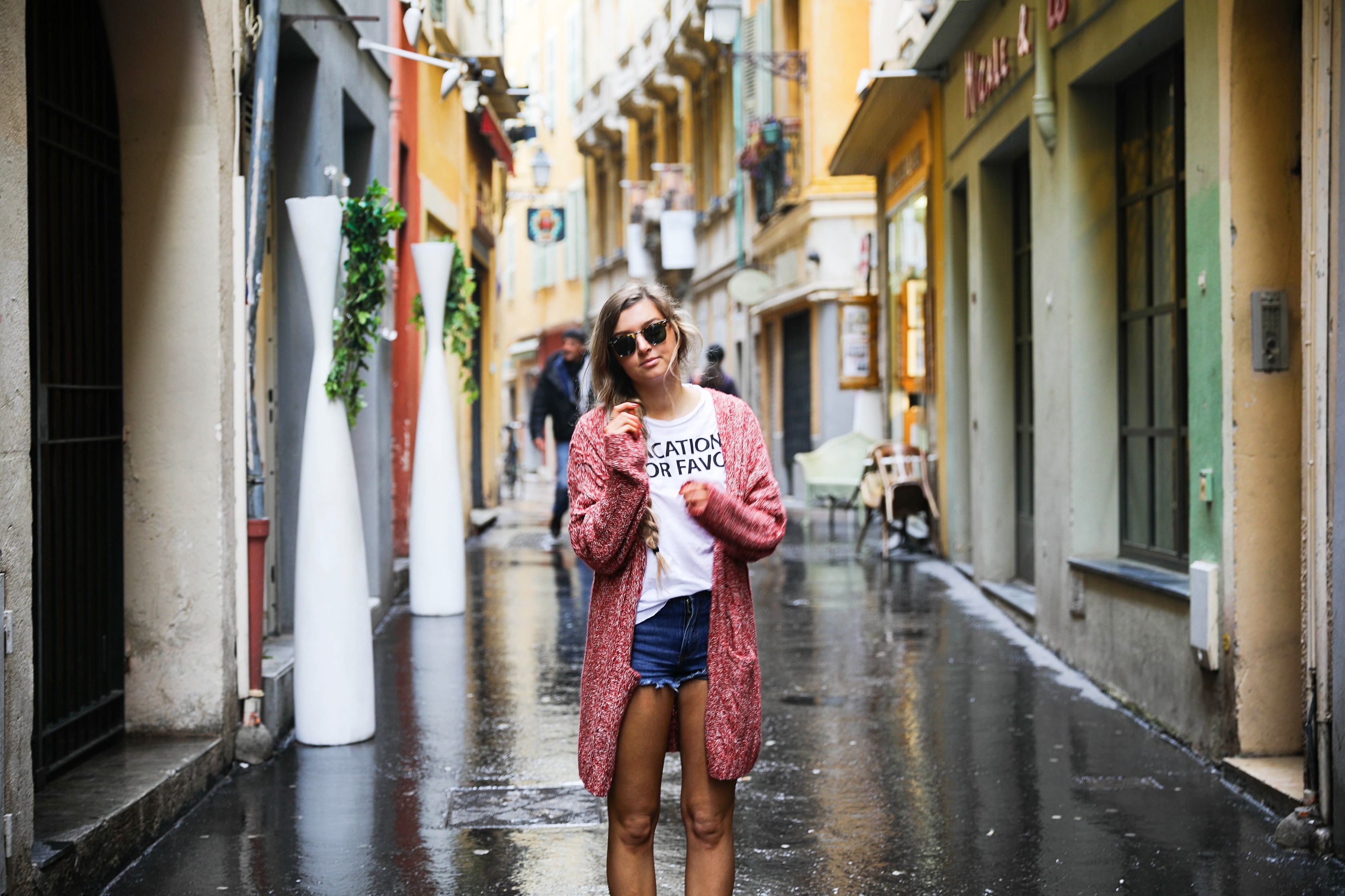 Vacation Por Favor tee outfit in the French Rivera! Nice, France is so beautiful and I loved exploring the bright colored buildings and pretty coast lines. By Lauren Lindmark on dailydoseofcharm.com daily dose of charm