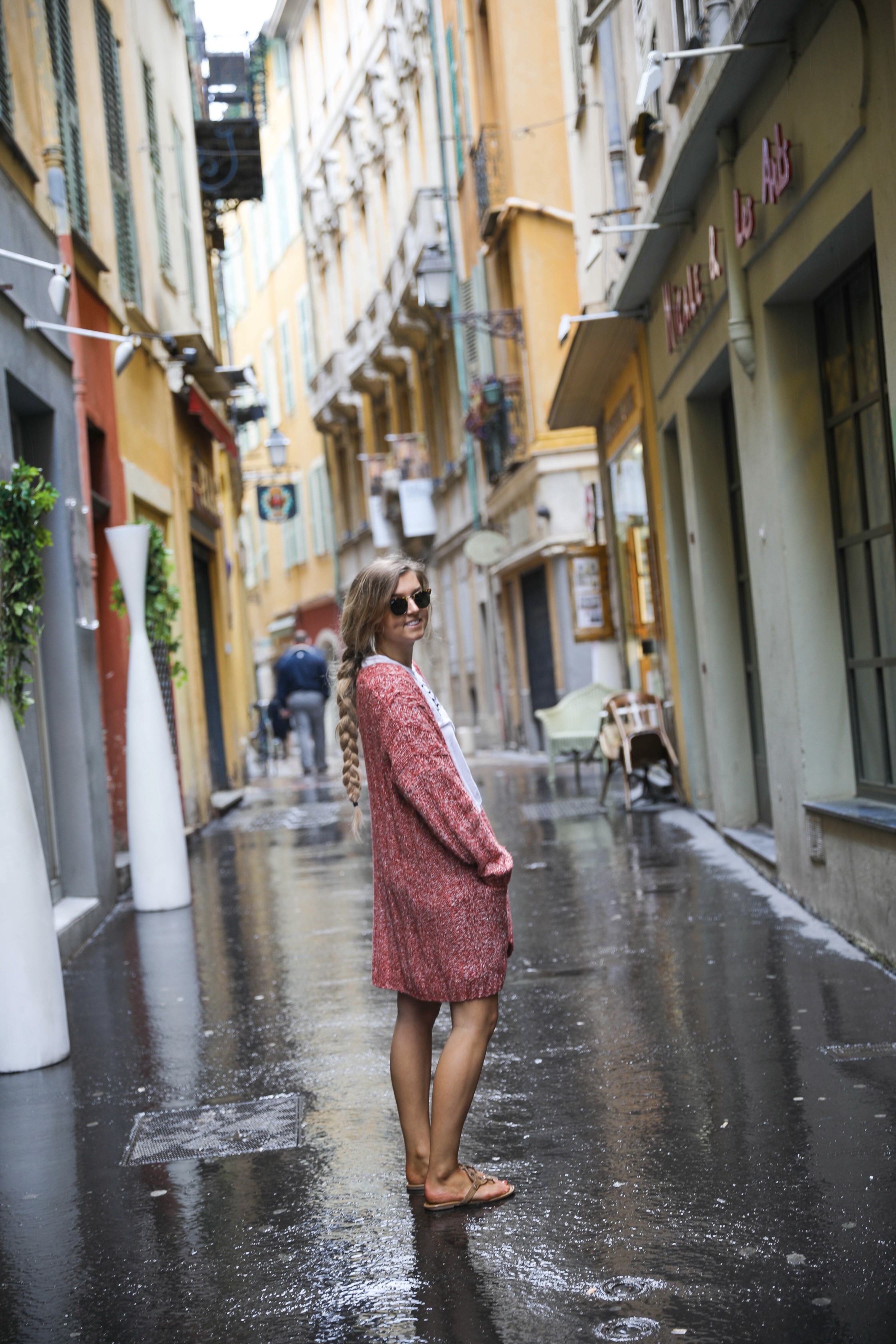 Vacation Por Favor tee outfit in the French Rivera! Nice, France is so beautiful and I loved exploring the bright colored buildings and pretty coast lines. By Lauren Lindmark on dailydoseofcharm.com daily dose of charm