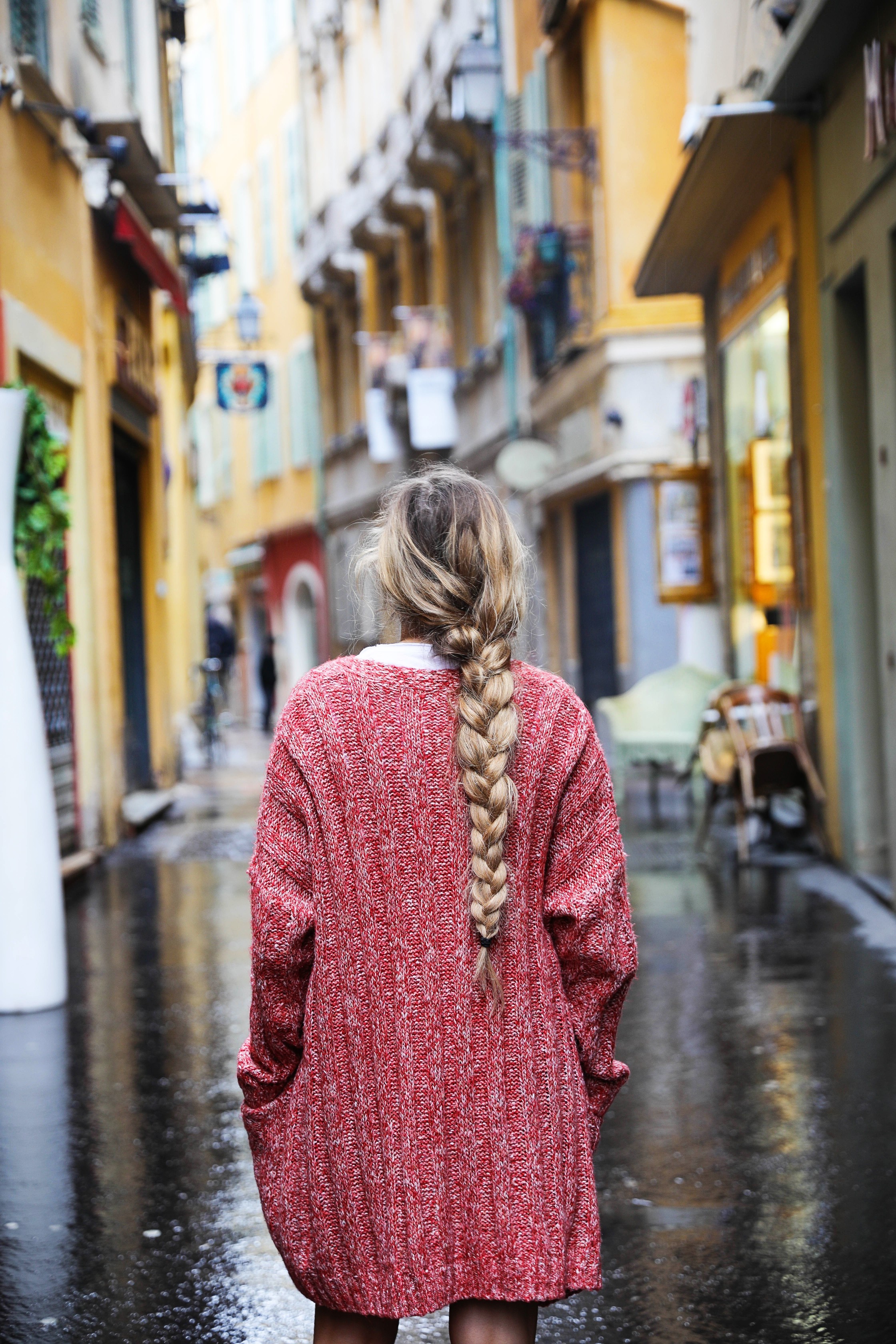 Vacation Por Favor tee outfit in the French Rivera! Nice, France is so beautiful and I loved exploring the bright colored buildings and pretty coast lines. By Lauren Lindmark on dailydoseofcharm.com daily dose of charm