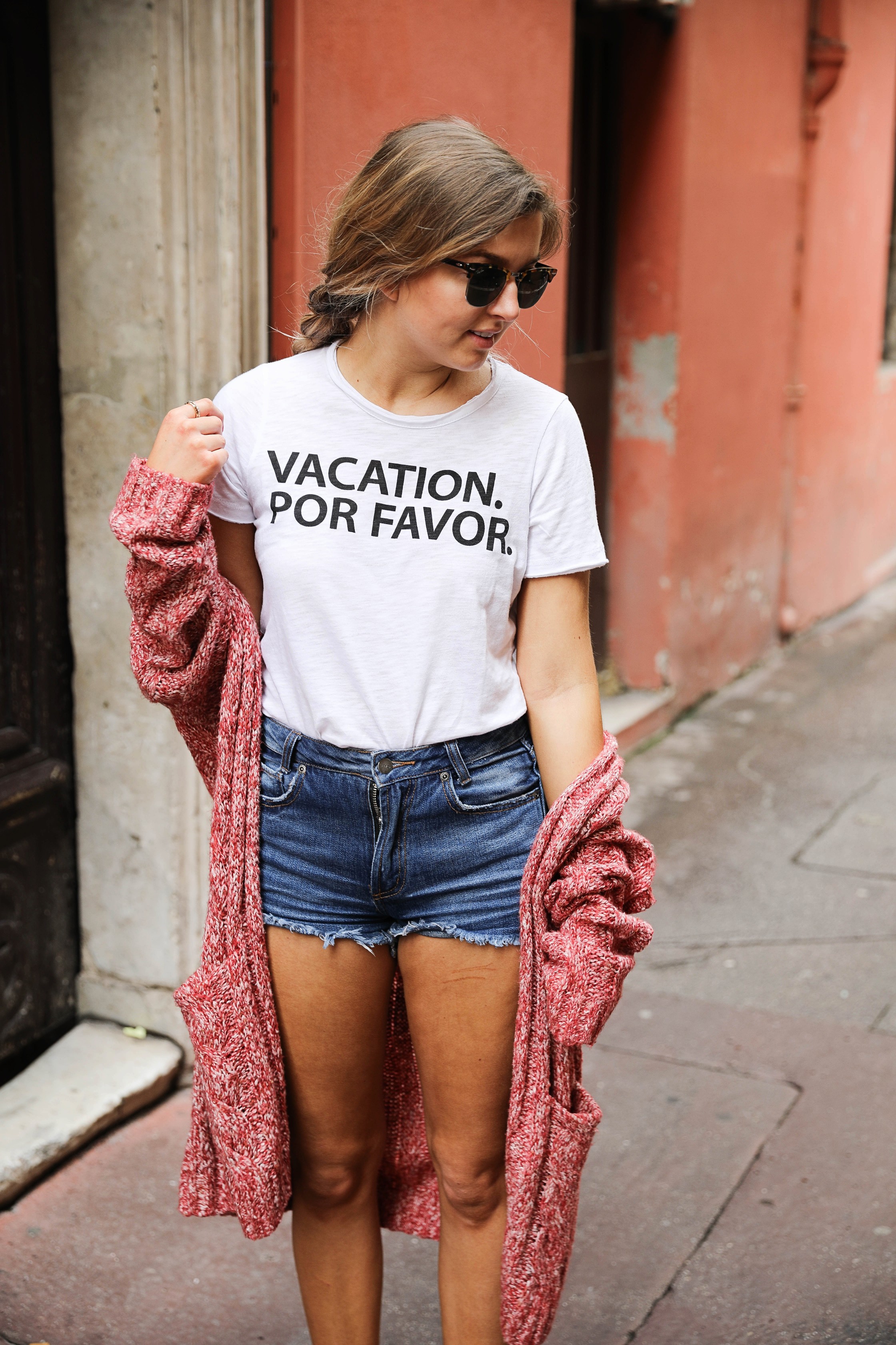 Vacation Por Favor tee outfit in the French Rivera! Nice, France is so beautiful and I loved exploring the bright colored buildings and pretty coast lines. By Lauren Lindmark on dailydoseofcharm.com daily dose of charm