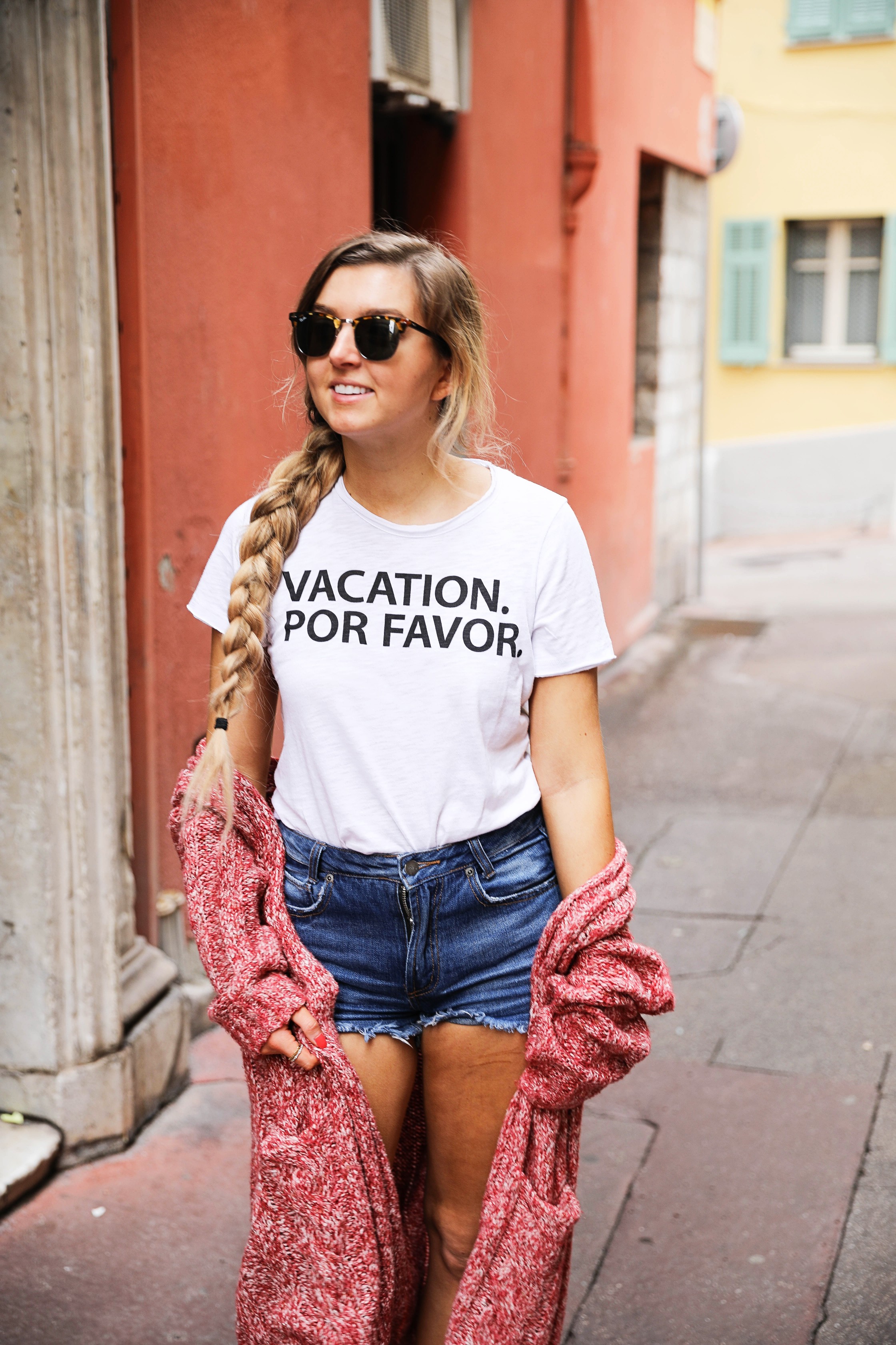 Vacation Por Favor tee outfit in the French Rivera! Nice, France is so beautiful and I loved exploring the bright colored buildings and pretty coast lines. By Lauren Lindmark on dailydoseofcharm.com daily dose of charm