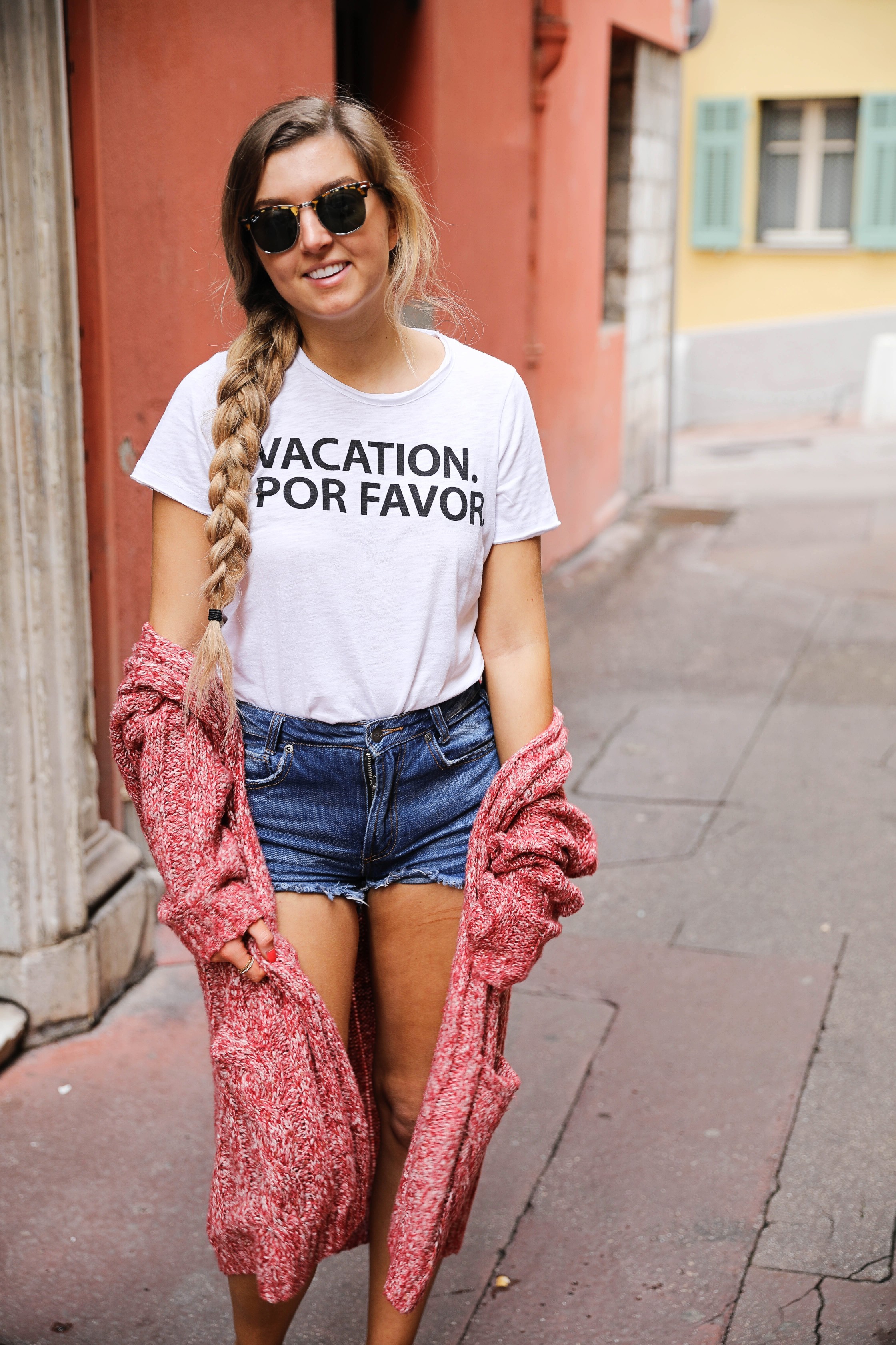 Vacation Por Favor tee outfit in the French Rivera! Nice, France is so beautiful and I loved exploring the bright colored buildings and pretty coast lines. By Lauren Lindmark on dailydoseofcharm.com daily dose of charm
