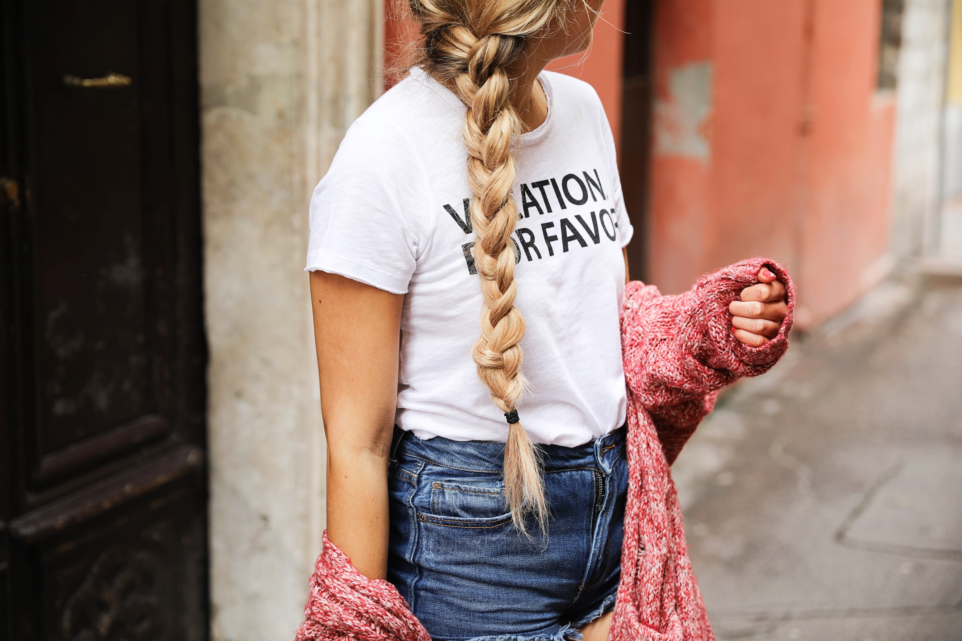 Vacation Por Favor tee outfit in the French Rivera! Nice, France is so beautiful and I loved exploring the bright colored buildings and pretty coast lines. By Lauren Lindmark on dailydoseofcharm.com daily dose of charm