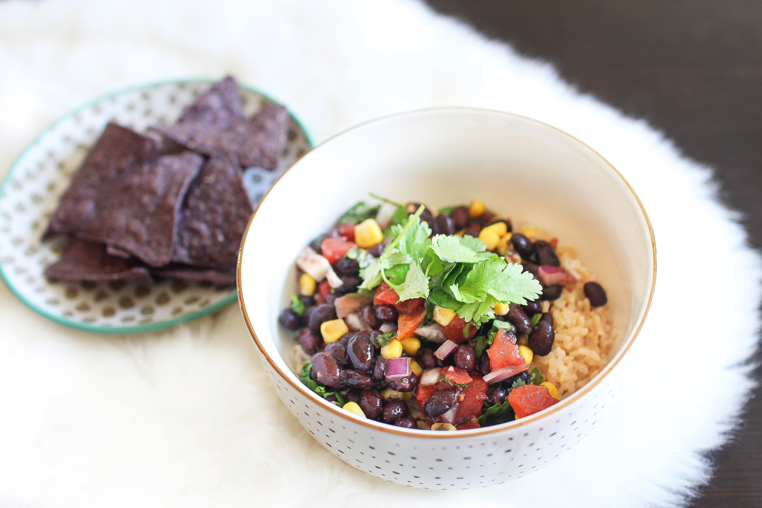 Vegan Recipes! What I eat in a day healthy and plant based! Acai Bowl, Black bean and corn rice, peanut butter apples, and potatoes with Sriracha aioli! By Lauren Lindmark on daily dose of charm dailydoseofcharm.com