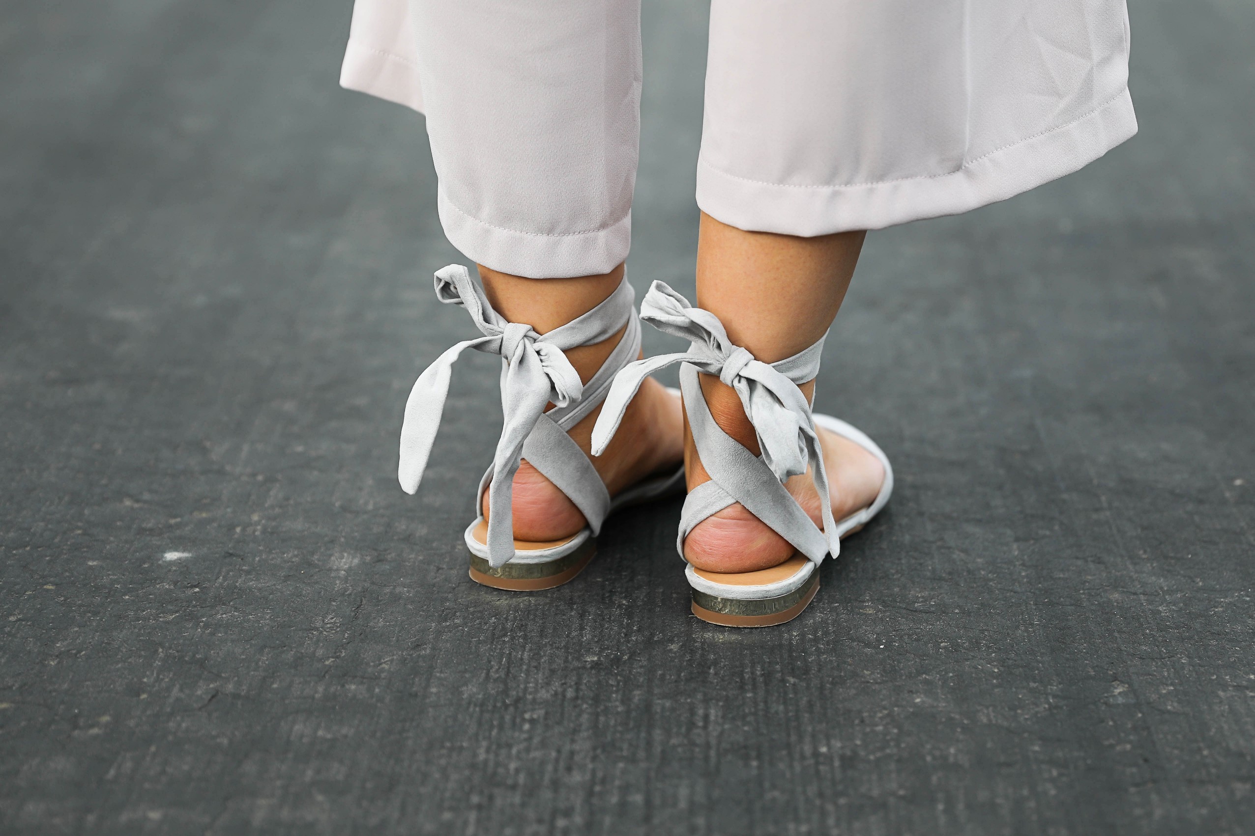 Light Pink Flowy Jumpsuit! Paired with the cutest tied flats and ray ban aviators! By Lauren Lindmark on Daily Dose of Charm dailydoseofcharm.com