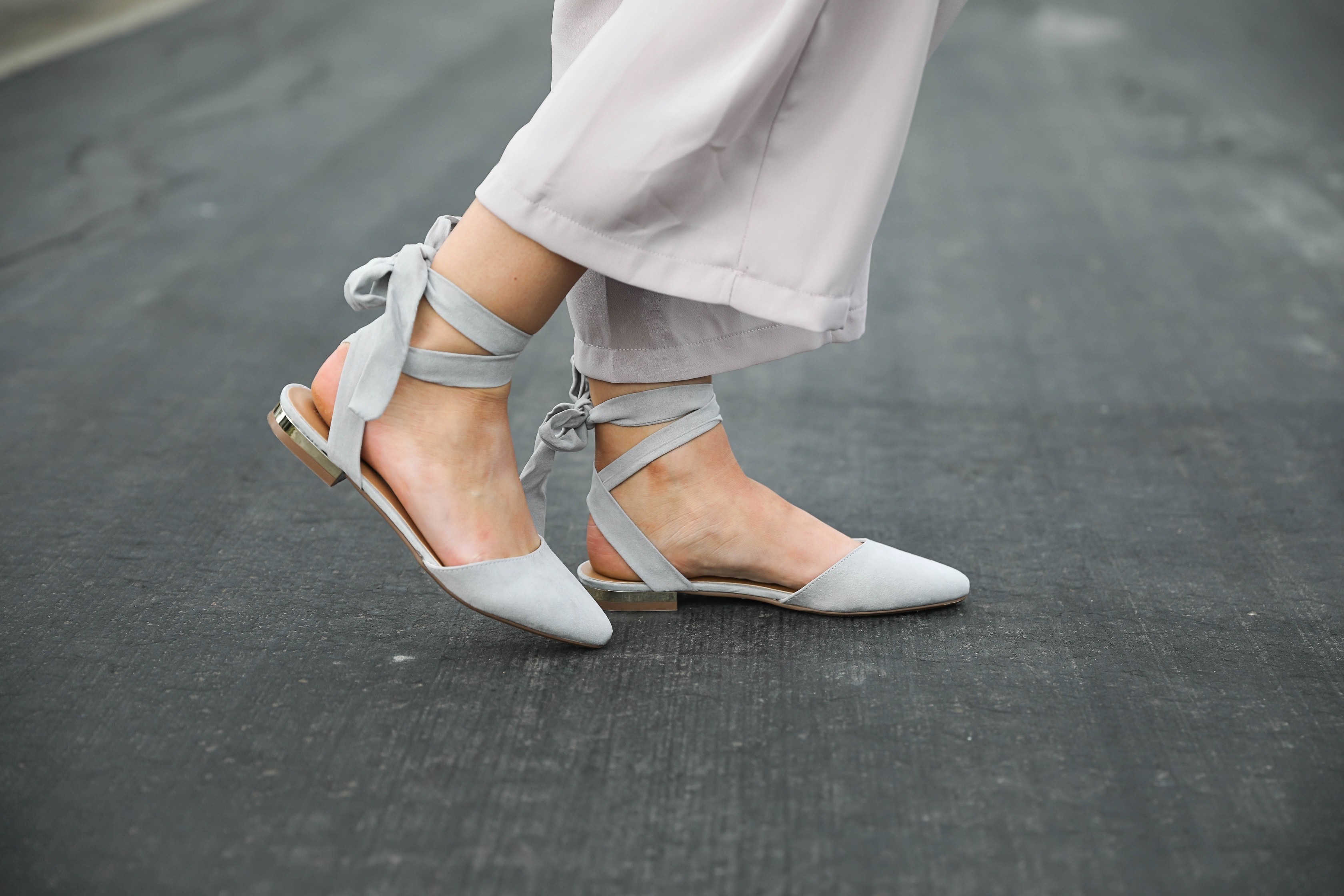 Light Pink Flowy Jumpsuit! Paired with the cutest tied flats and ray ban aviators! By Lauren Lindmark on Daily Dose of Charm dailydoseofcharm.com