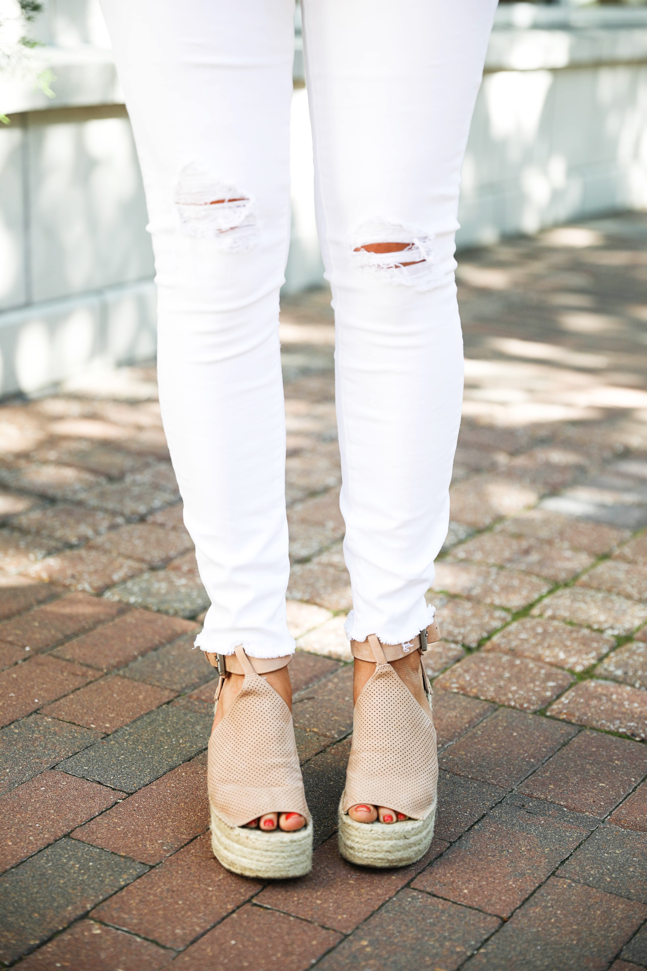 Off the shoulder smock top with the best white jeans by fashion blogger Lauren Lindmark on daily dose of charm