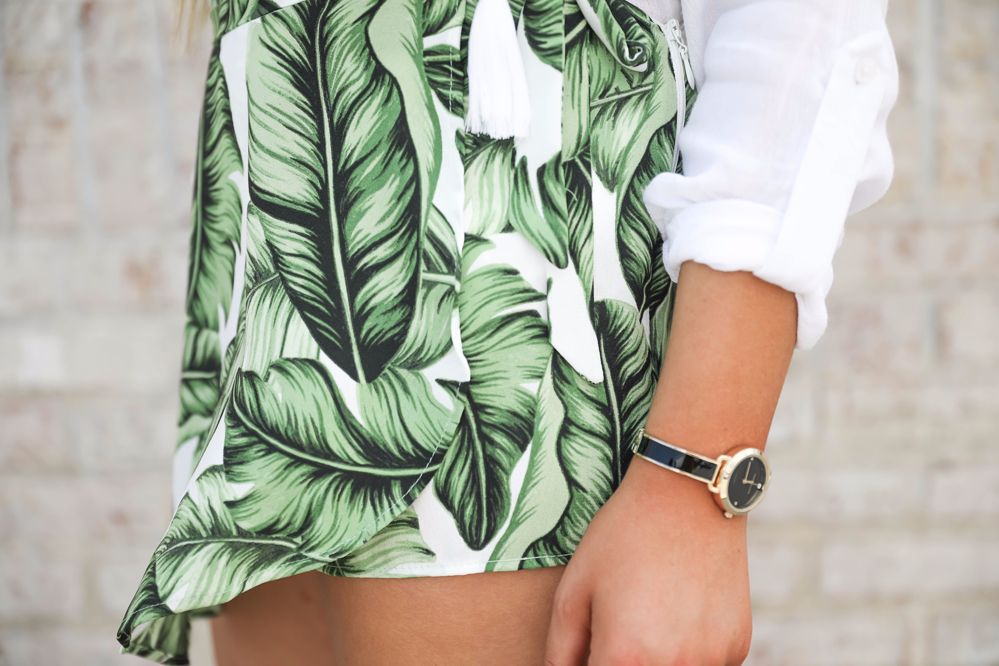 Palm leaf skort y show me your mumu with flowy a white tassel top perfect outfit for summer days! on fashoin blog daily dose of charm by lauren lindmark