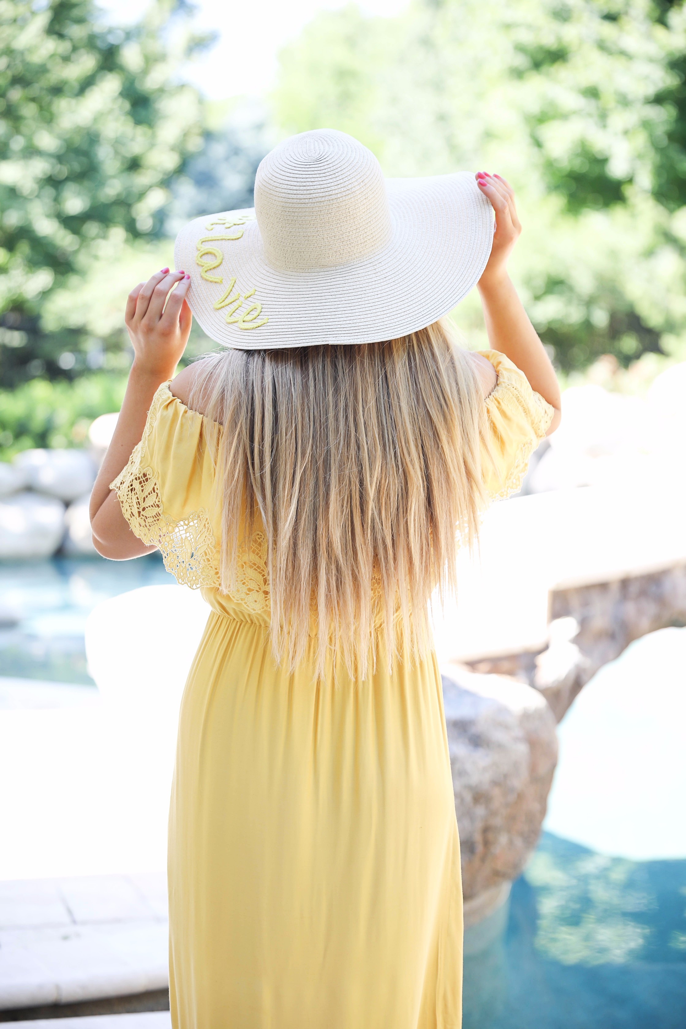 Yellow midi maxi dress poolside with cest la vie quote sun hat on fashion blog daily dose of charm by lauren lindmark
