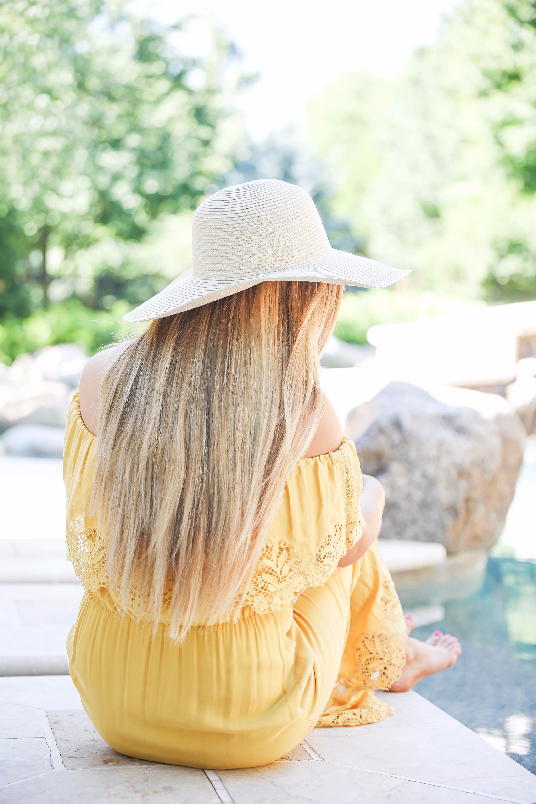 Yellow midi maxi dress poolside with cest la vie quote sun hat on fashion blog daily dose of charm by lauren lindmark