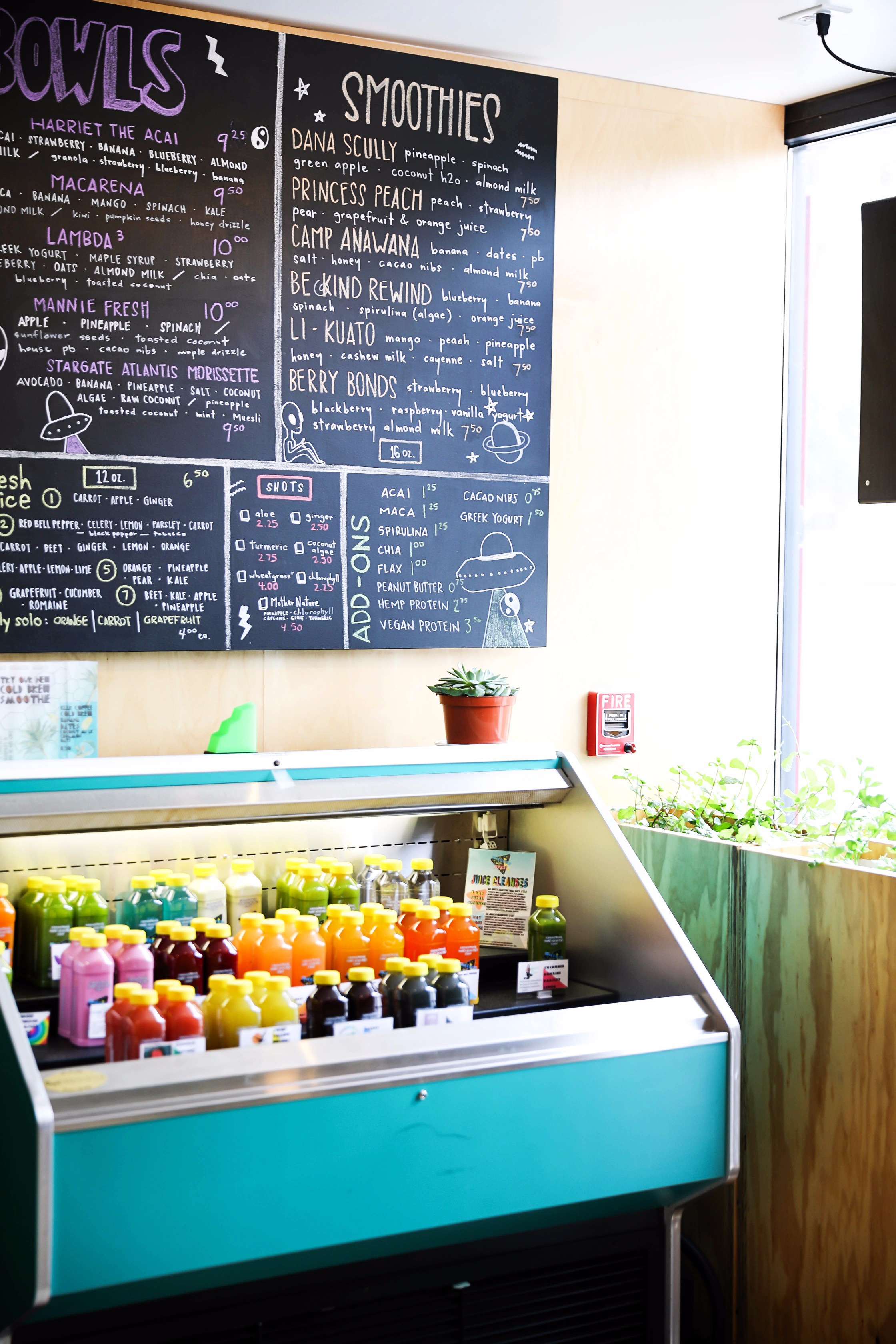 The best acai bowls, shots, and smoothies in oklahoma city! Wheeze the Juice okc meals. I am wearing the cutest avocado toast tank! By fashion blogger daily dose of charm lauren lindmar