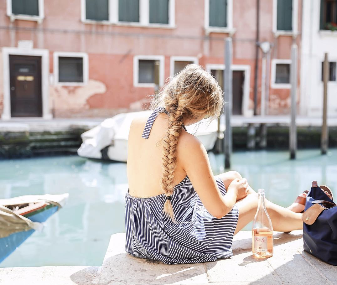 Open back seersucker dress in Venice on June Instagram Roundup 2017 on fashion Instagram @dailydoseofcharm by fashion blogger daily dose of charm AKA lauren lindmark