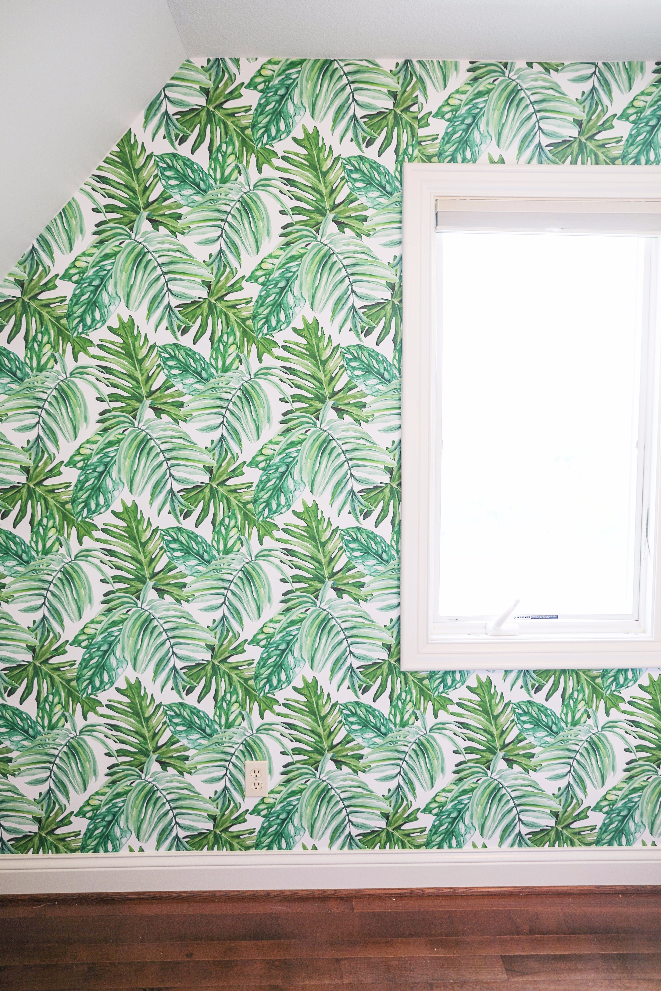 Palm Leaf Wallpaper as a statement wall. Cute palm leaf, tropical decor. Temporary and easy to put up and remove, on the blog daily dose of charm by lauren lindmark