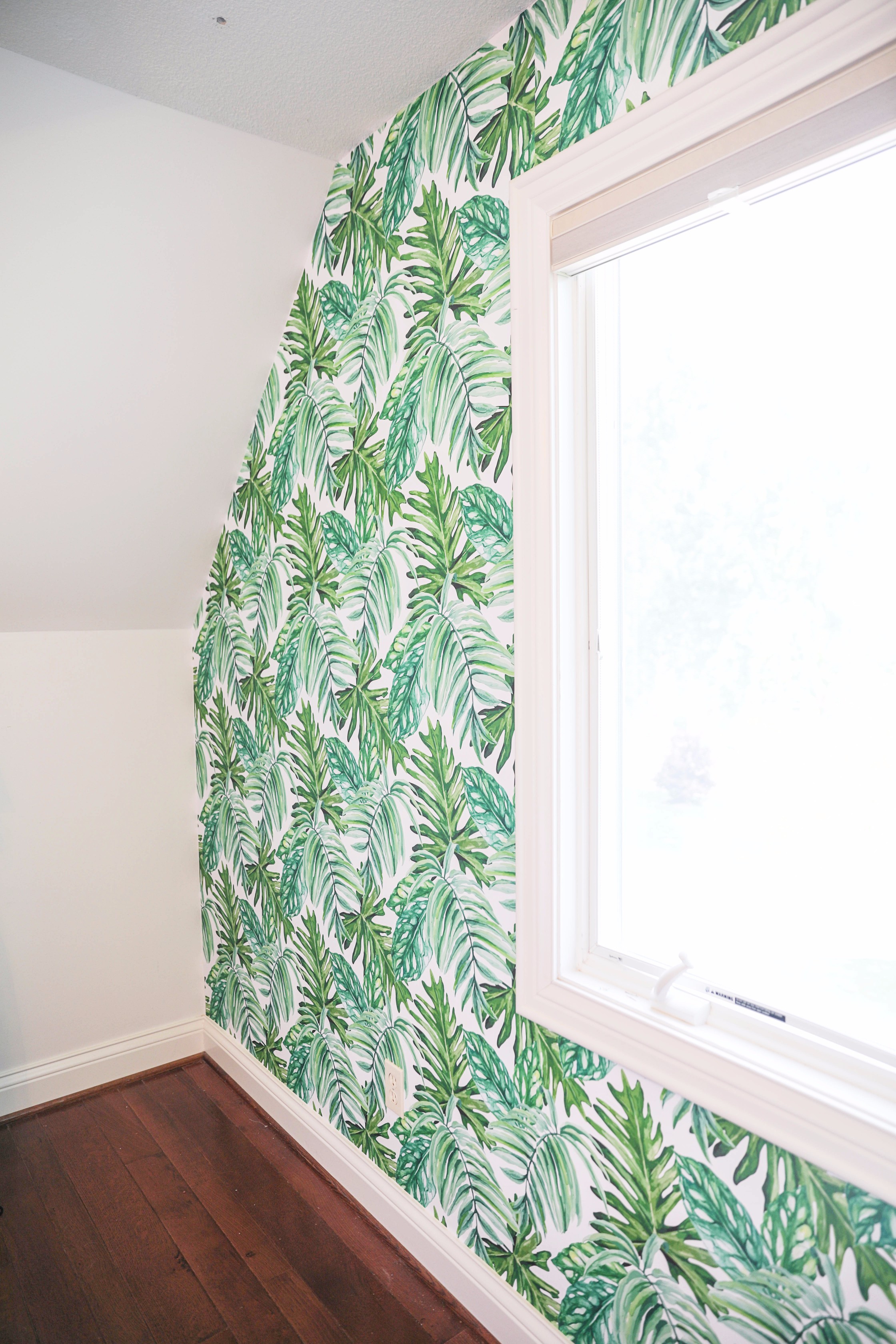 Palm Leaf Wallpaper as a statement wall. Cute palm leaf, tropical decor. Temporary and easy to put up and remove, on the blog daily dose of charm by lauren lindmark