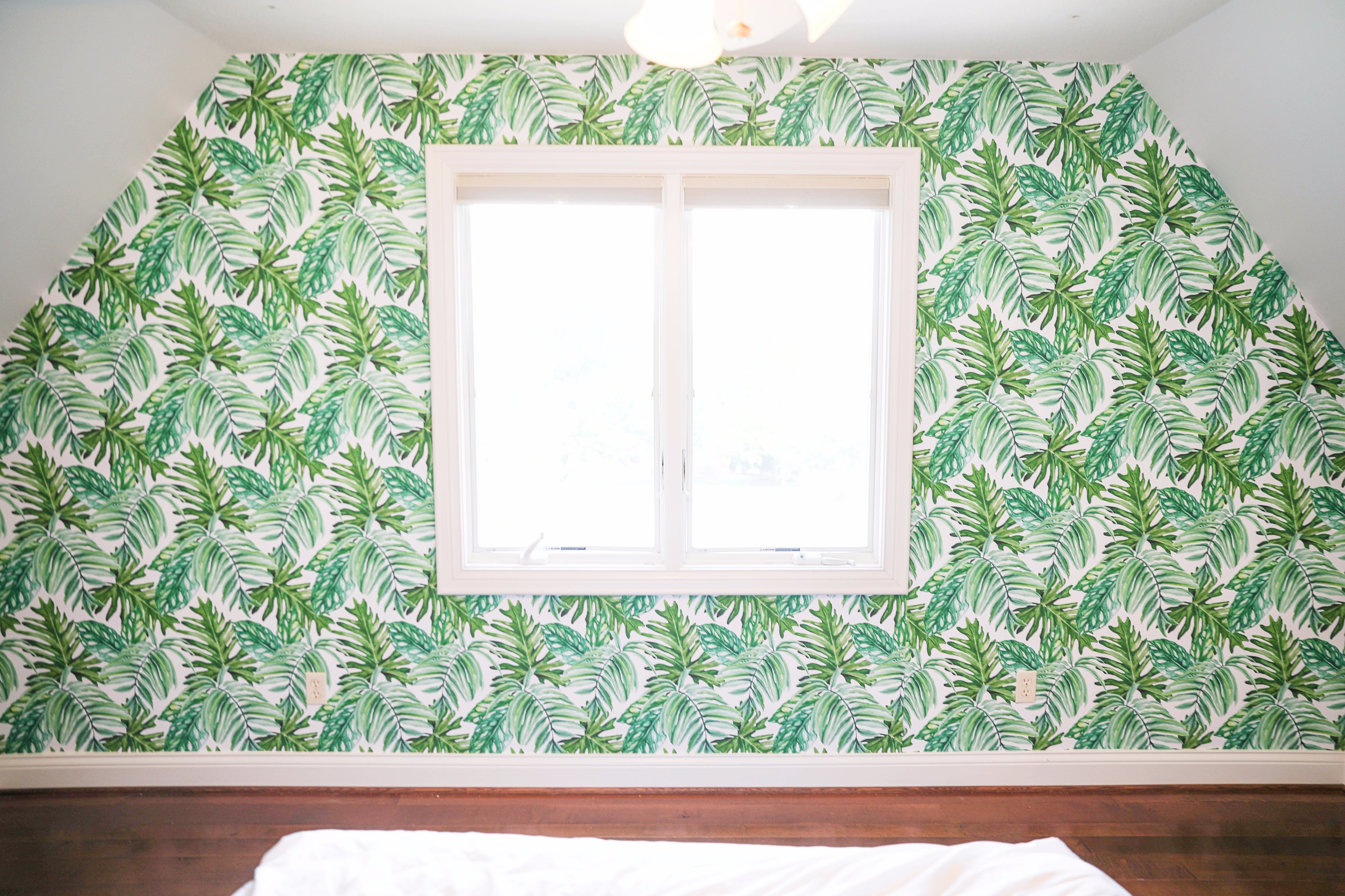 Palm Leaf Wallpaper as a statement wall. Cute palm leaf, tropical decor. Temporary and easy to put up and remove, on the blog daily dose of charm by lauren lindmark