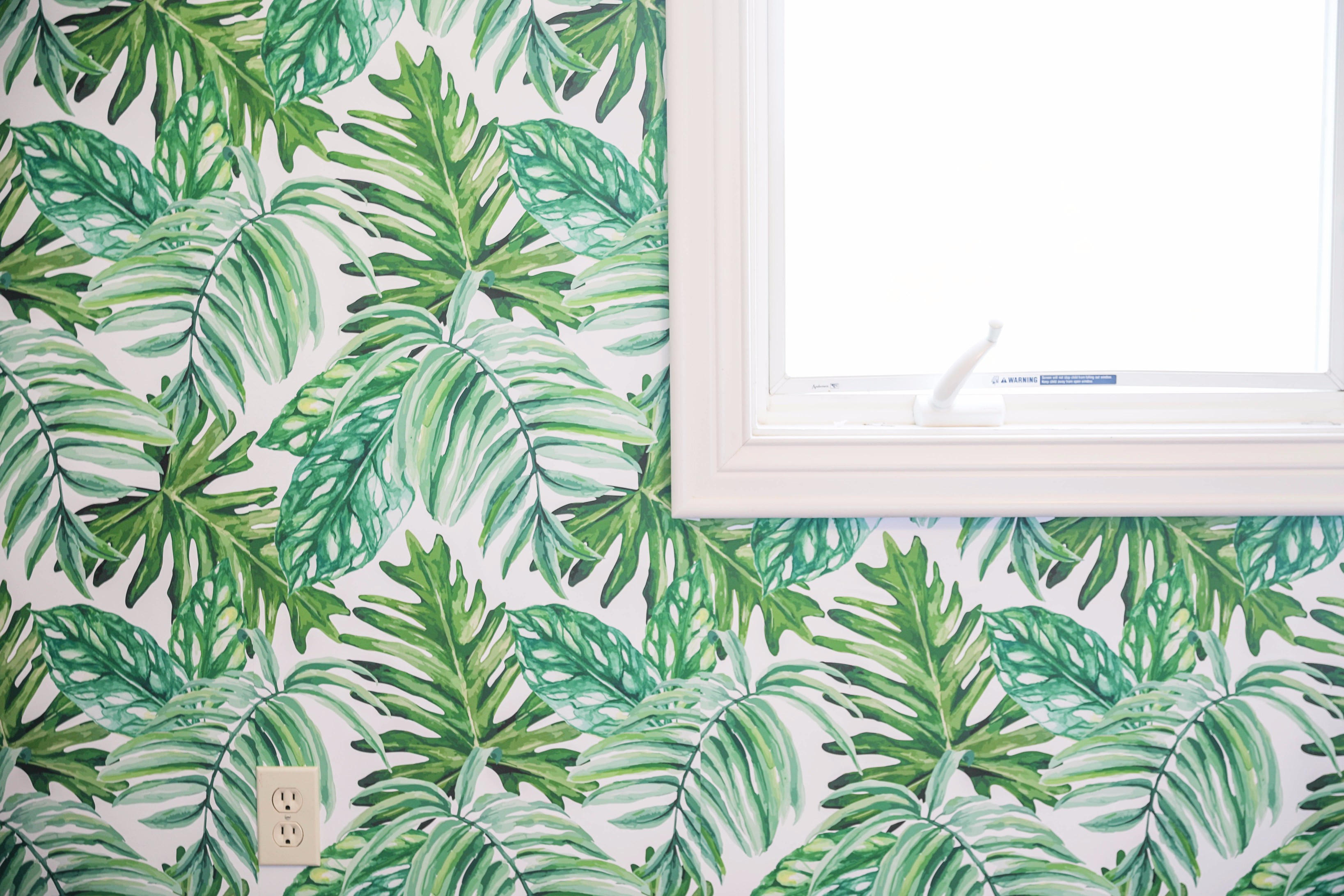 Palm Leaf Wallpaper as a statement wall. Cute palm leaf, tropical decor. Temporary and easy to put up and remove, on the blog daily dose of charm by lauren lindmark